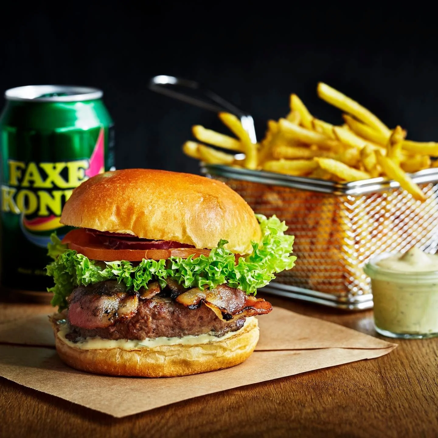 Solen skinner, og livet skal nydes! Hos Holy Cow st&aring;r vi klar med de l&aelig;kreste burgere i reservatet &ndash; nyd dem her hos os eller derhjemme p&aring; terrassen.
#holycowdk #ordrupvej78b #holycow #bedsteburger #BedsteBurger