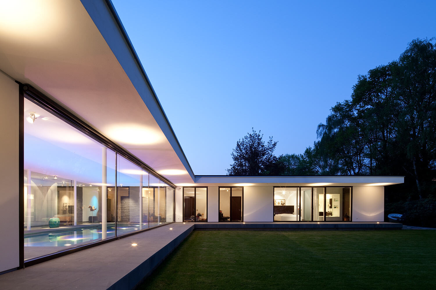 01_ht_architektur_villa_modern_wohnen_muenster_terrasse_garten_putz.jpg