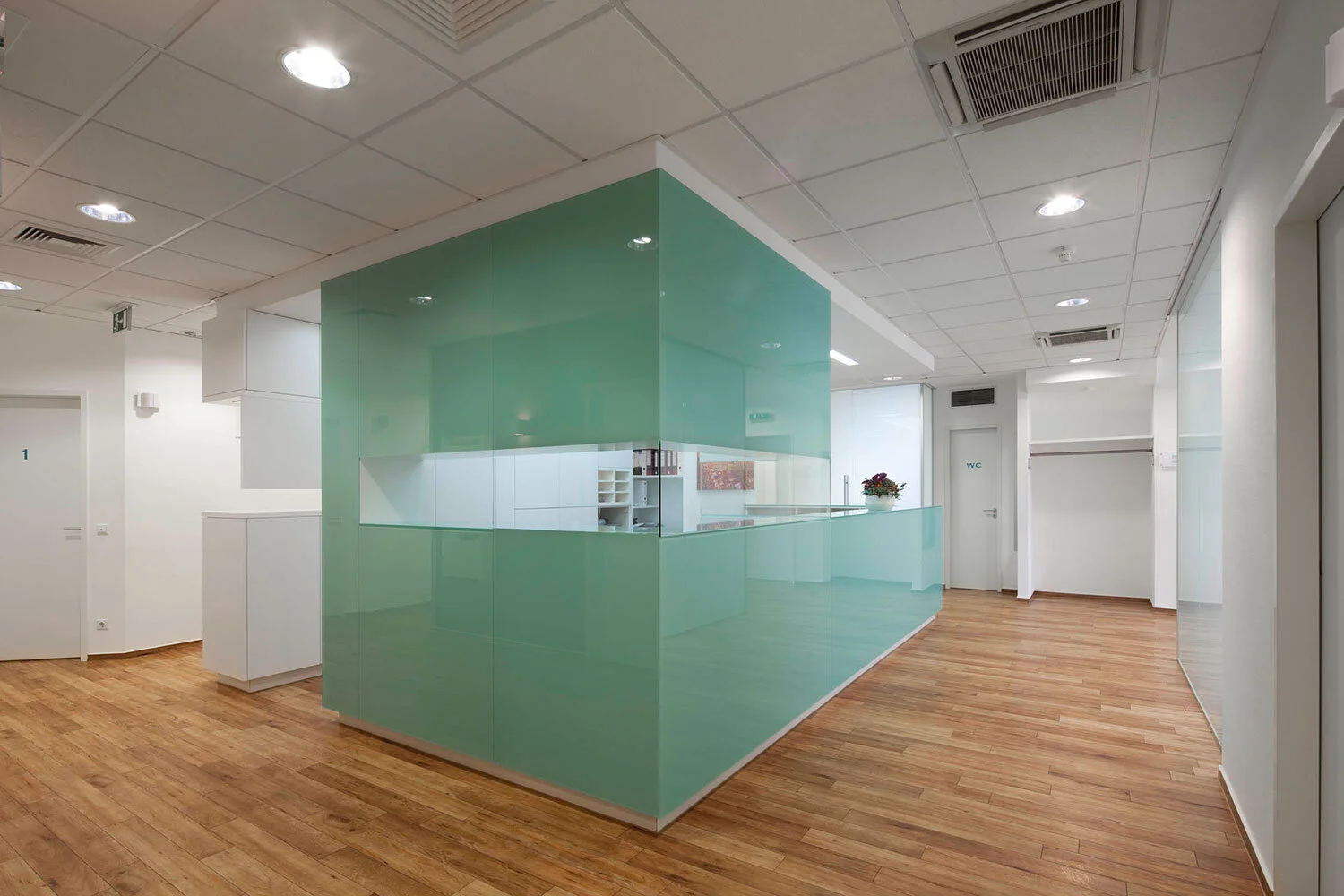 01_ht_architektur_muenster_praxis_gesundheit_modern_innenarchitektur_empfangstheke.jpg