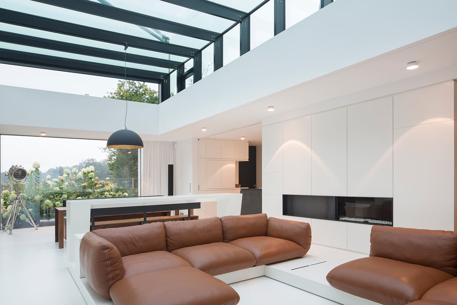 04_ht_architektur_wohnen_villa_modern_muensterland_wohnzimmer_oberlicht_sitzlandschaft_kamin_1.jpg