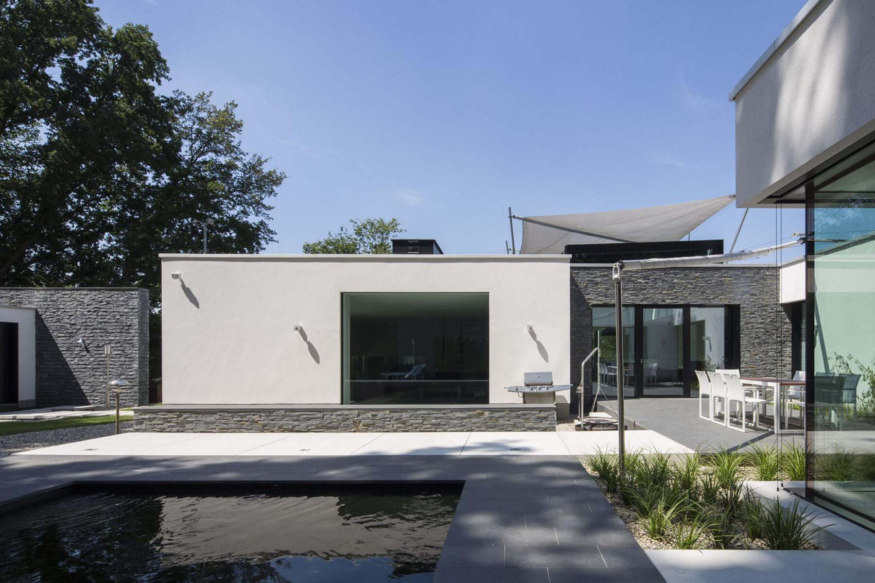 13_ht_architektur_wohnen_villa_modern_muensterland_terrasse_wasserbecken_1.jpg