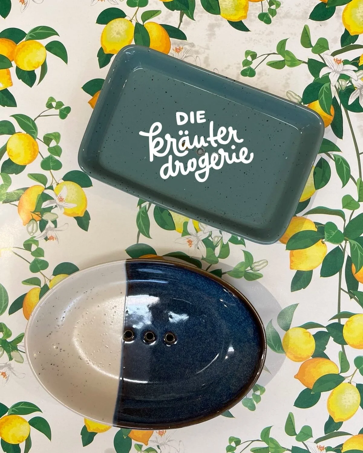 🌿 Neu bei uns in der Kr&auml;uterdrogerie! 🌿⁠
⁠
Wir haben wundersch&ouml;ne Keramik-Neuheiten von Tranquillo f&uuml;r euch!⁠ 🎉
⁠
🧼 Seifenschalen &ndash; praktisch &amp; dekorativ⁠
🕯️ Kerzenst&auml;nder f&uuml;r unsere beliebten Stabkerzen⁠
⁠
All