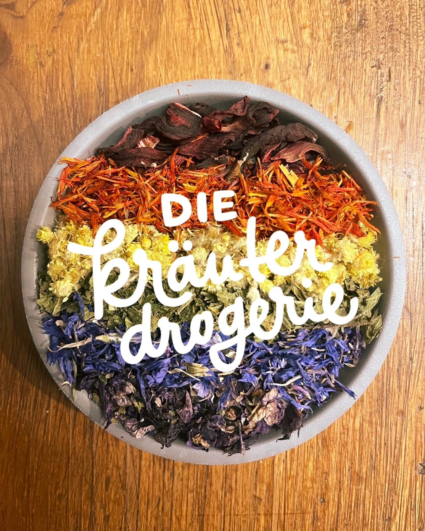 Sommerfreude in der Kr&auml;uterdrogerie ☀️ Endlich Zeit zum Baden, Wandern und Reisen! Bei uns findest du nat&uuml;rlichen Sonnenschutz, Wohltuendes f&uuml;r beanspruchte Muskeln und Gelenke, effektiven Insektenschutz mit nat&uuml;rlichen &auml;ther