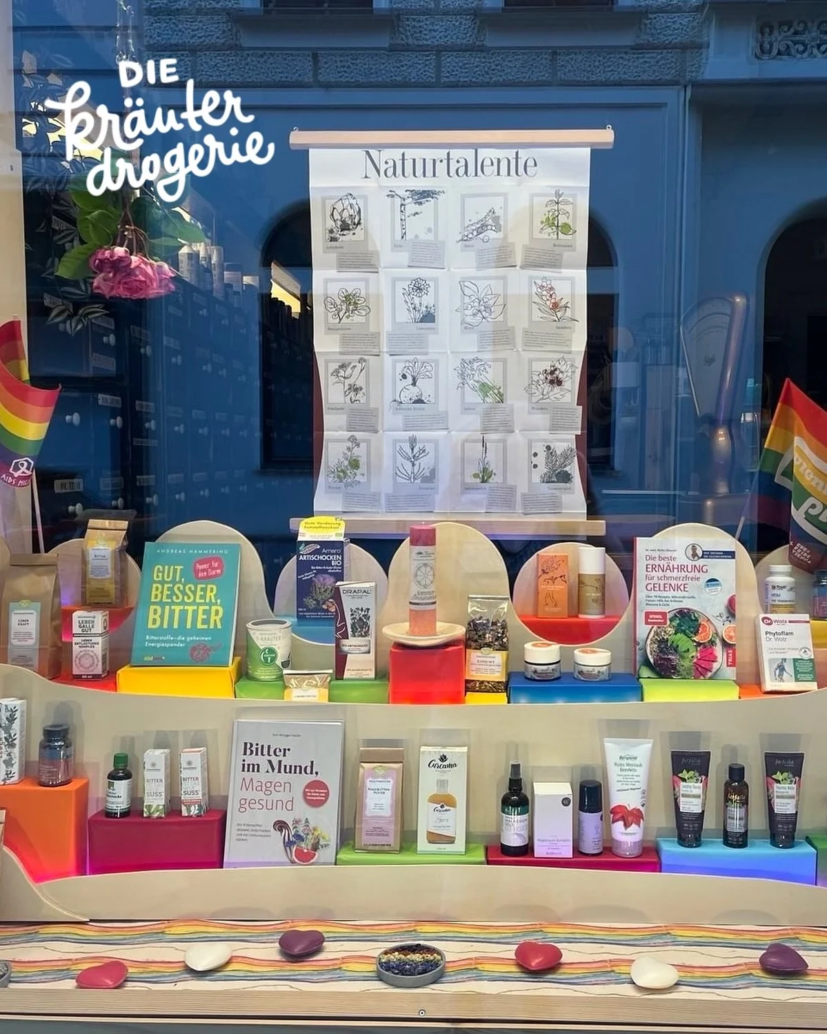 ✨ Unsere neue Auslage erstrahlt in vollem Glanz! ✨
Wir haben unsere Schaufenster f&uuml;r euch neu gestaltet und mit vielen tollen Produkten best&uuml;ckt, die euch dabei unterst&uuml;tzen, euch rundum wohlzuf&uuml;hlen! 🌱
Entdeckt eine Vielfalt an 