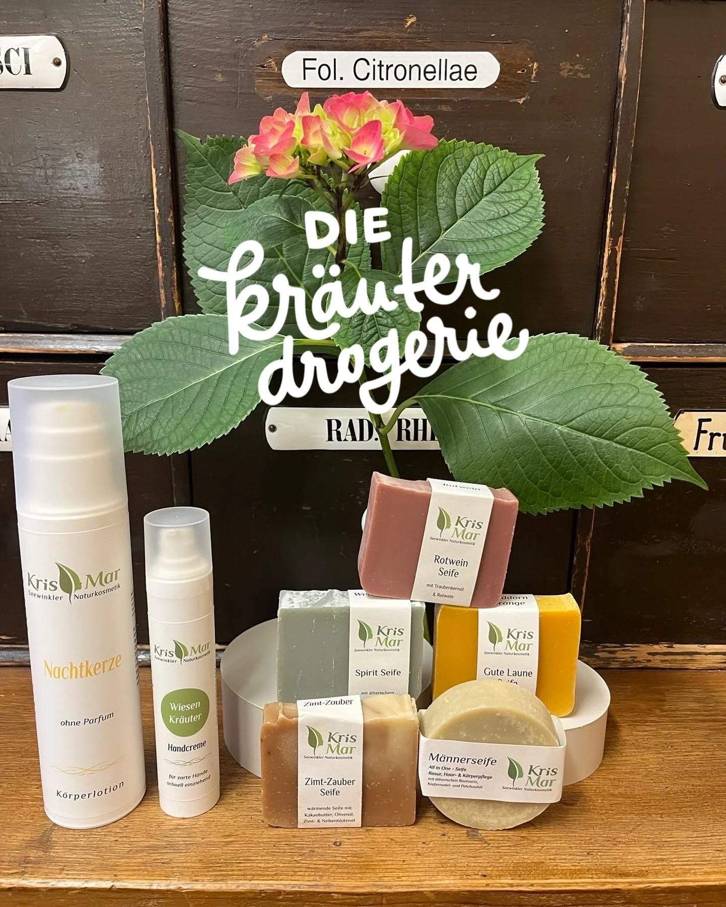 🌿 Neu bei uns in der Kr&auml;uterdrogerie: KrisMar Naturkosmetik! 🌿
Wir freuen uns riesig, dass wir ab sofort die wunderbaren Produkte von KrisMar bei uns im Sortiment haben! ✨
KrisMar steht f&uuml;r hochwertige Naturkosmetik, hergestellt mit viel 