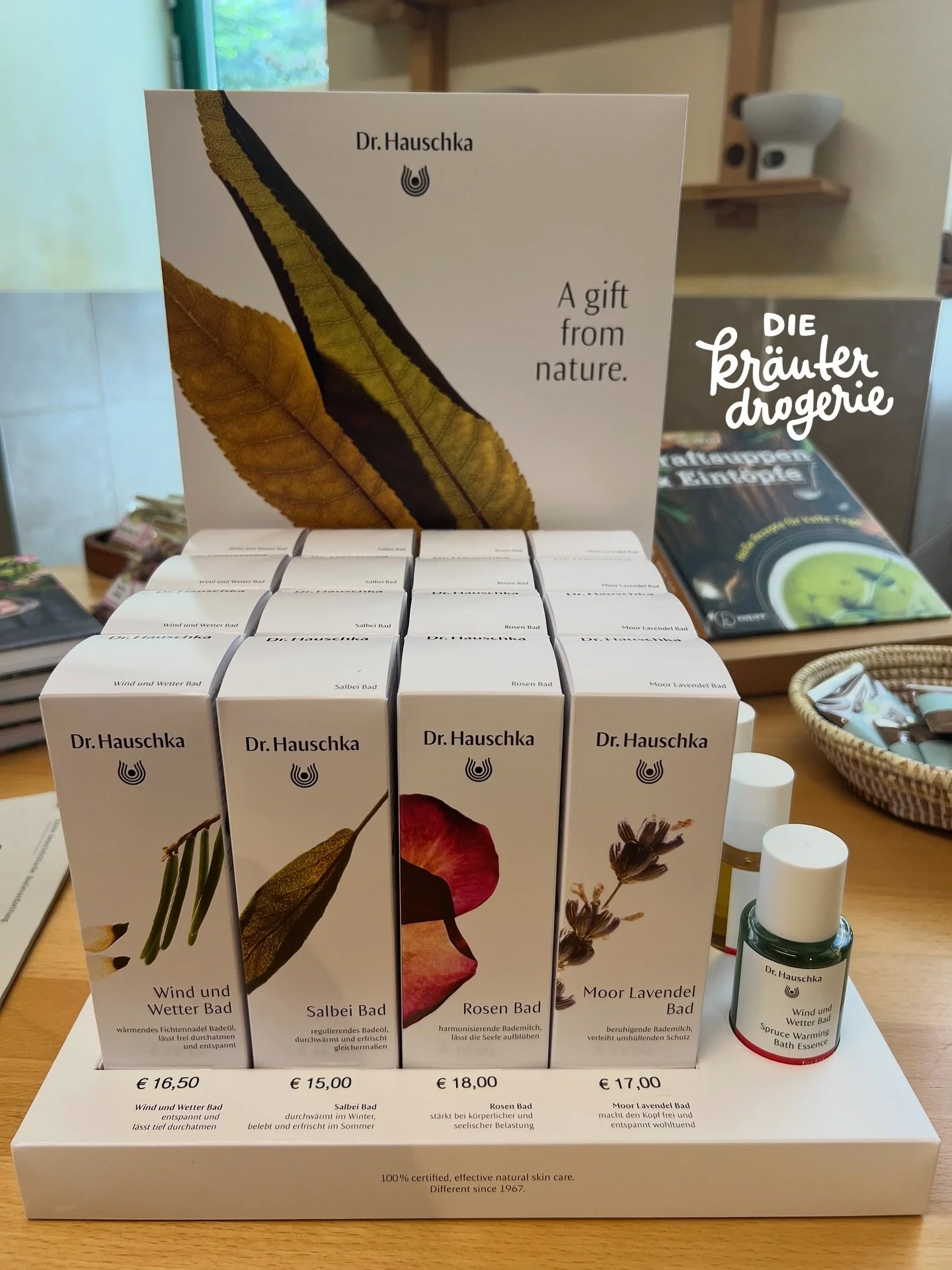 Neu &amp; limitiert: die Dr. Hauschka B&auml;der Sonderedition
Vier Kompositionen, die K&ouml;rper und Sinne umh&uuml;llen: Wind und Wetter Bad, Salbei Bad, Rosen Bad und Moor Lavendel Bad.

Ein wohltuendes Ritual f&uuml;r Momente der Ruhe und Balanc