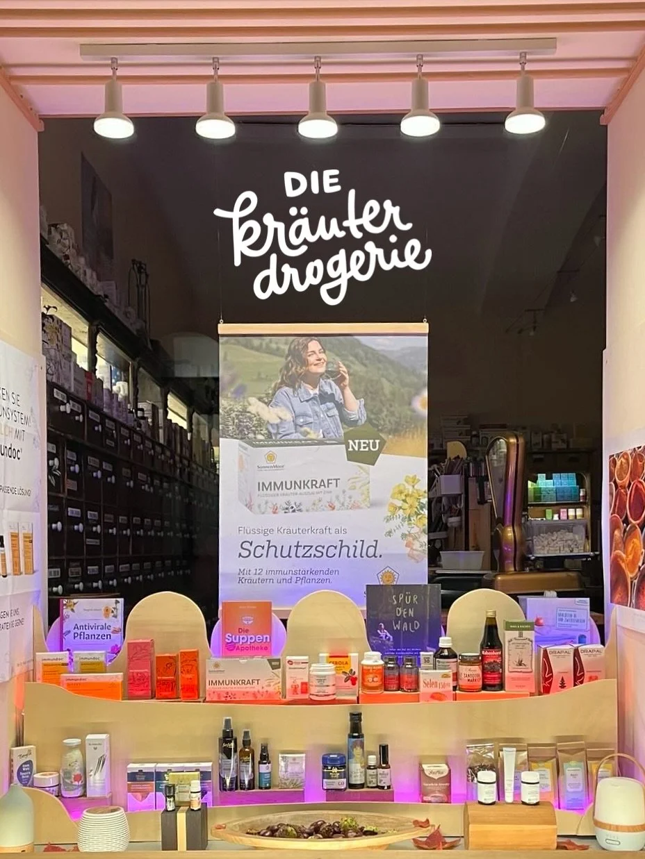 Margit hat uns die sch&ouml;nste Herbst-Auslage gemacht die man sich nur vorstellen kann 😍🥰😘 @scheermargit #diekr&auml;uterdrogerie #schaufenster #herbstbl&auml;tter #Autumn