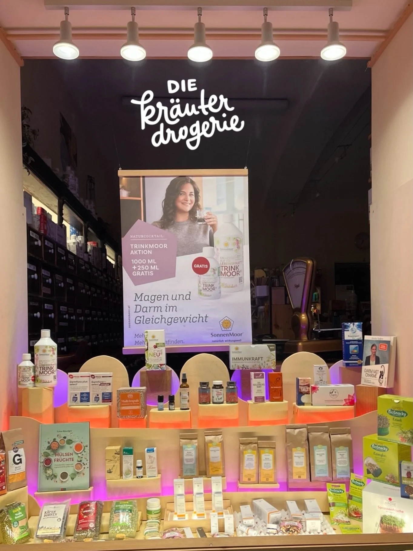 Fasching in der Kochgasse! 🎭
Passend zum bunten Treiben haben wir unsere neue Auslage dekoriert. Damit du die feierlichen Tage und die Zeit nach den Krapfen gut &uuml;berstehst, setzen wir auf diese drei nat&uuml;rlichen Begleiter:
&bull; Mariendist