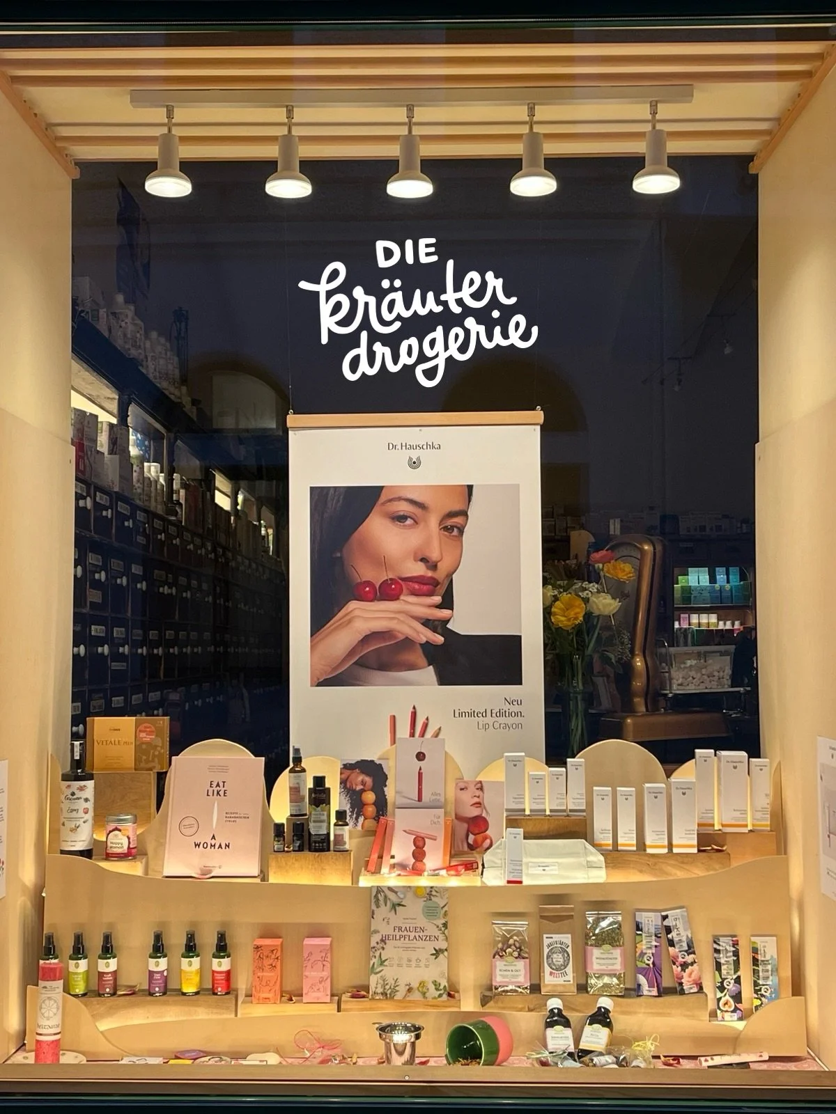 🌸 Fr&uuml;hlingsfrische in unserer Auslage! 🌸

Habt ihr schon einen Blick in unser Schaufenster geworfen? Es erstrahlt in neuem Glanz und wir freuen uns riesig, euch ein ganz besonderes Highlight pr&auml;sentieren zu d&uuml;rfen: Die limitierte Lip