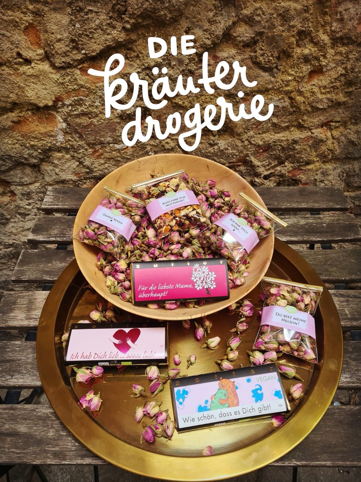 Zum Muttertag gibts duftende Rosenknospen, feinste Schokolade von Zotter und wunderbare Produkte von Farfalla 🌸

Und das Beste: Beim Kauf von 2 Farfalla-Produkten schenken wir dir ein Rosenhydrolat gratis dazu! 

Au&szlig;erdem findest du bei uns ho