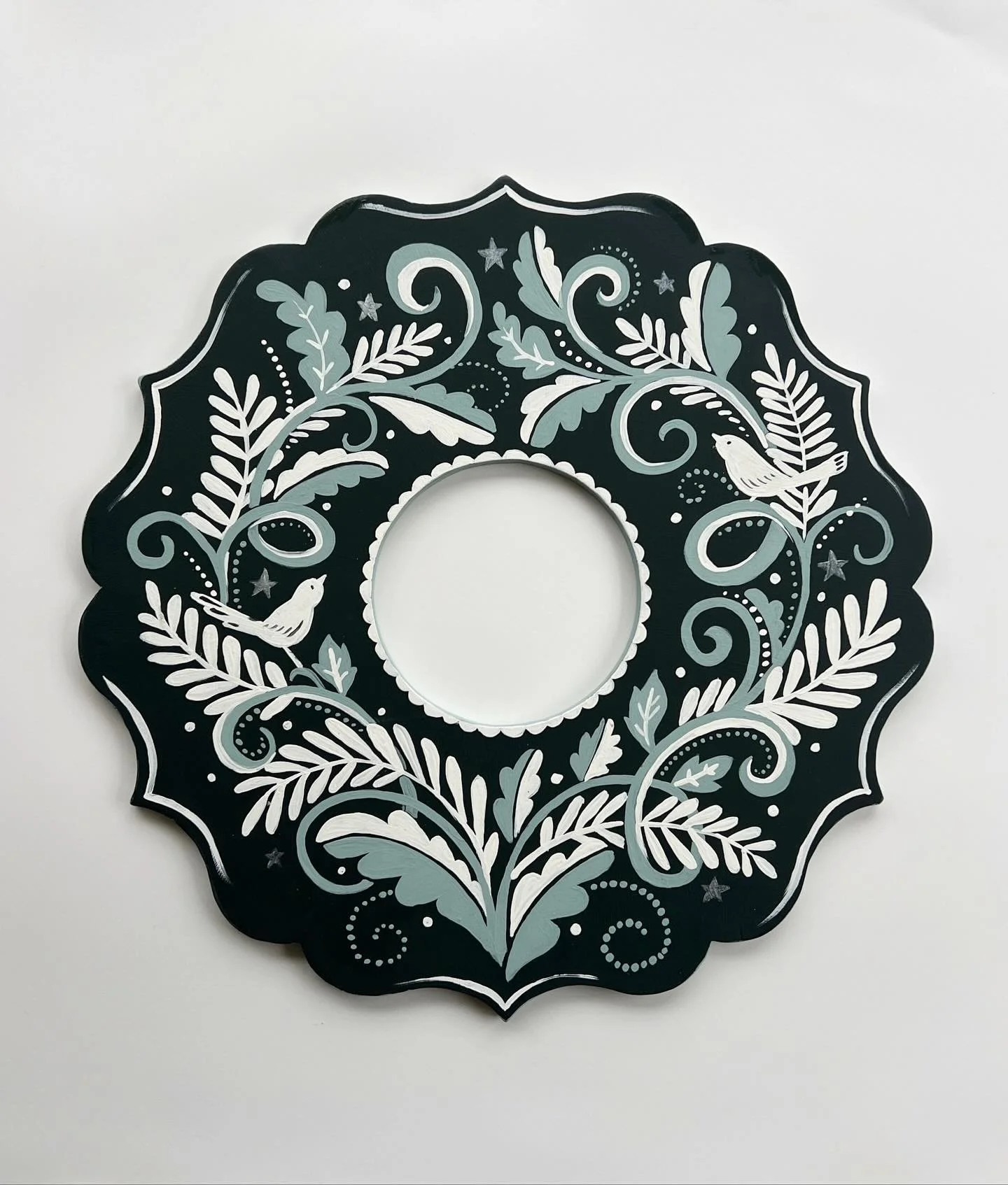 I was honoured to be asked by @gabriellamoxey.artist to paint a #wreathsforpalestine to help raise money for medical aid in Palestine. Hope you like it and bid on it to help raise much needed funds. Details about the auction will be on @gabriellamoxe