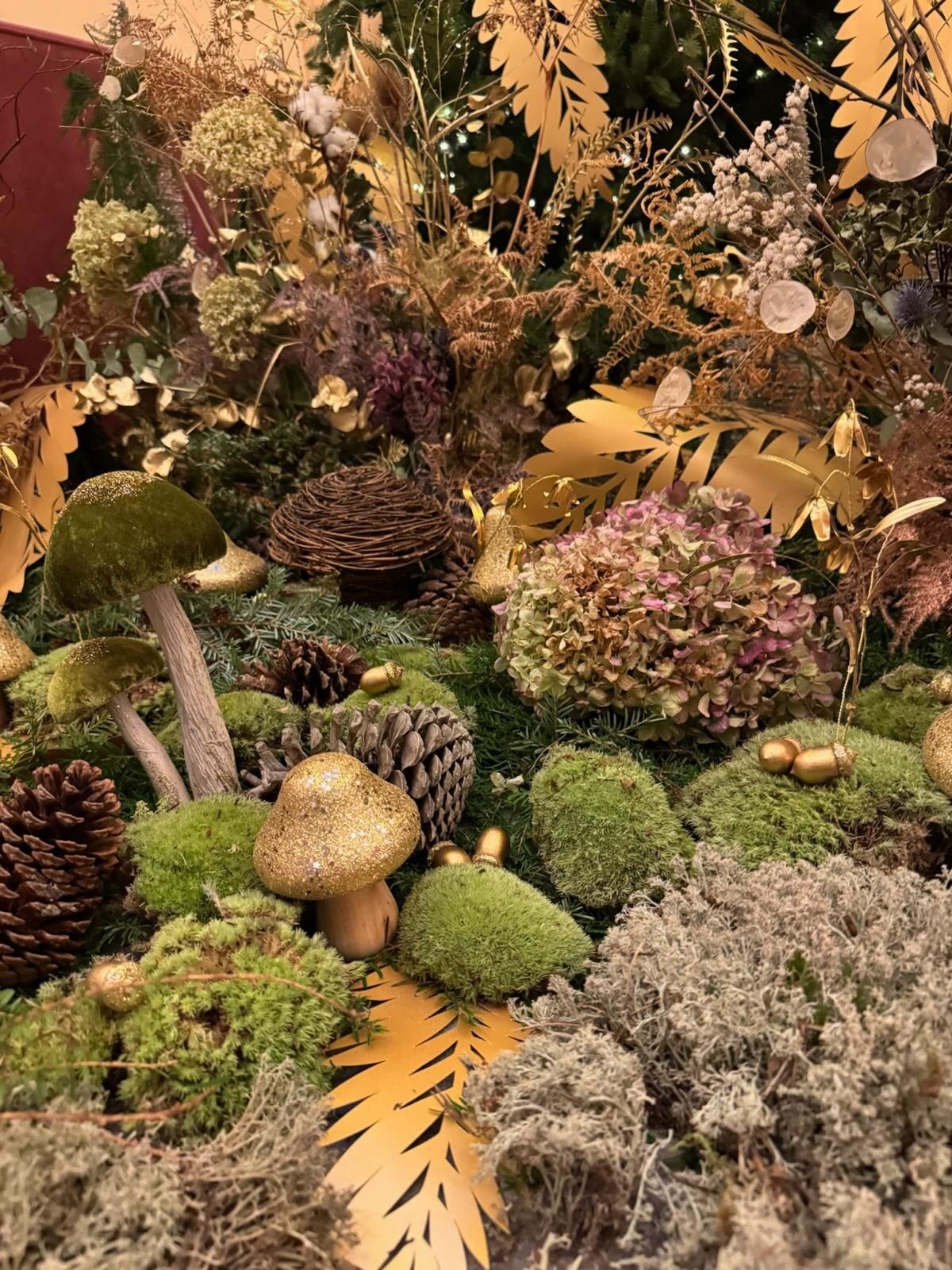 So pleased to see this project come to life! @virginhotelsedi asked @pixieroseflowers to create something special for their Christmas decorations this year, filled with magical elements. So I was delighted to work with them to create over 100 papercu