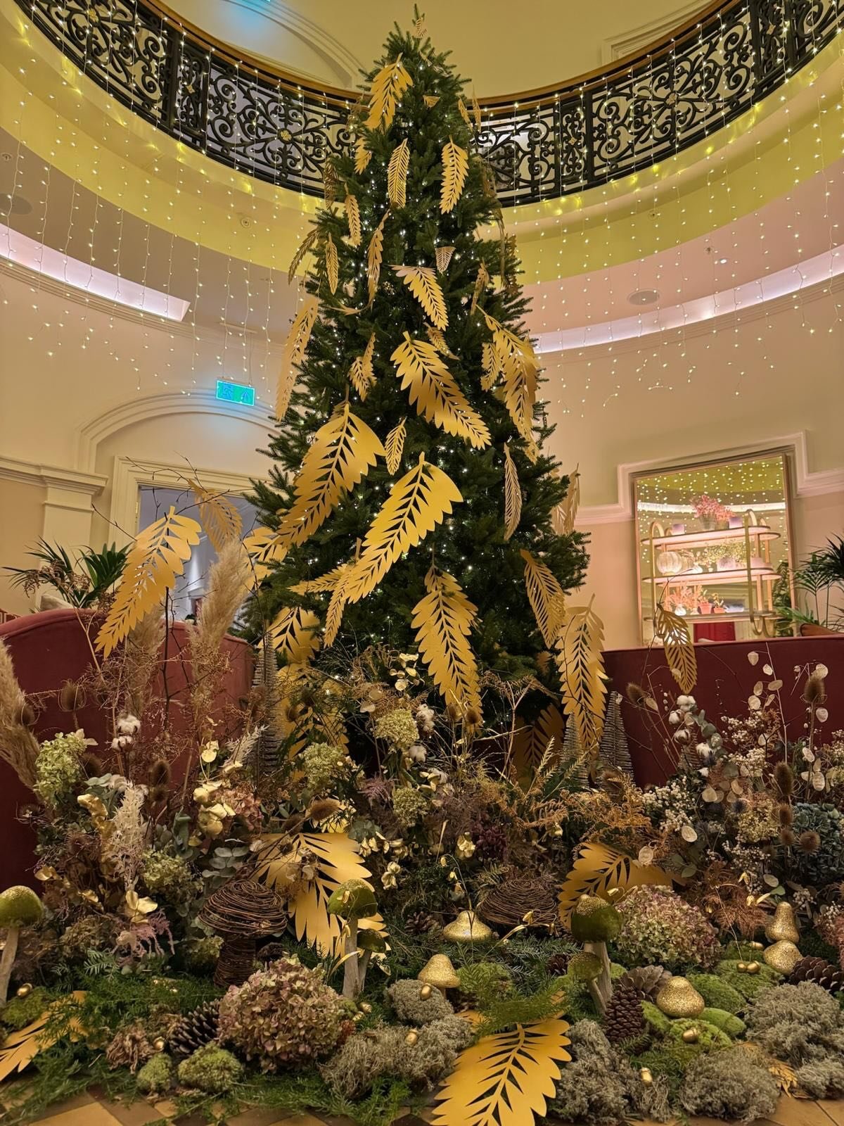 Another post of the fabulous Christmas tree at @virginhotelsedi designed by @pixieroseflowers with some added touches by myself and @wilderframe - such a fun project to work on with over 100 hand cut gold leaves added some creative charm to its branc