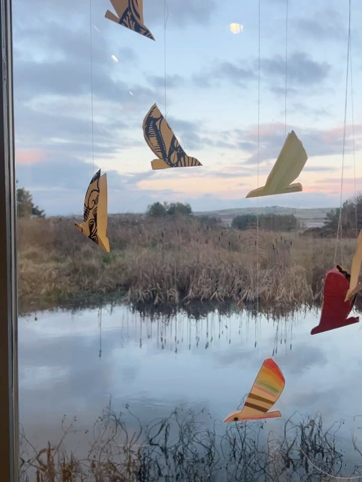 Last Saturday we filled the @socaberlady with enthusiastic children and adults for some art and crafting. We created our own murmuration in the beautiful window filled with birds made from off cuts of my prints. It was such a lovely day and so lovely