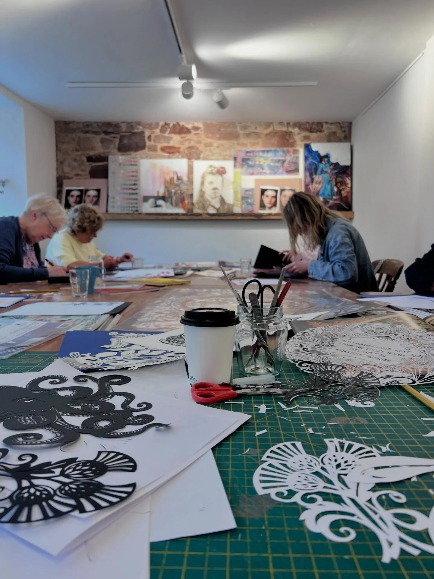 Was so delighted last Saturday to be in @dukes_of_west_barns with a room full of lovely people who all came out for my papercutting workshop! They were all so nice and we enjoyed a morning cutting away and I think everyone left feeling inspired 🥰!! 