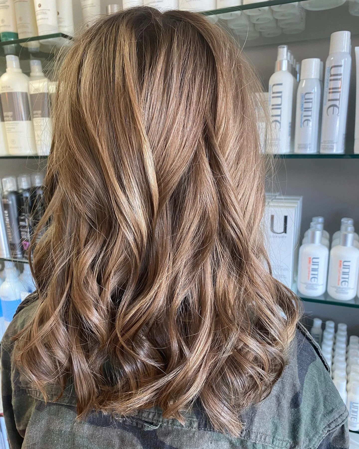 Gorgeous hair transformation ✨ swipe for the before⬅️
.
.
.
.
.
.
Stylist ~ @hairapyby_sara