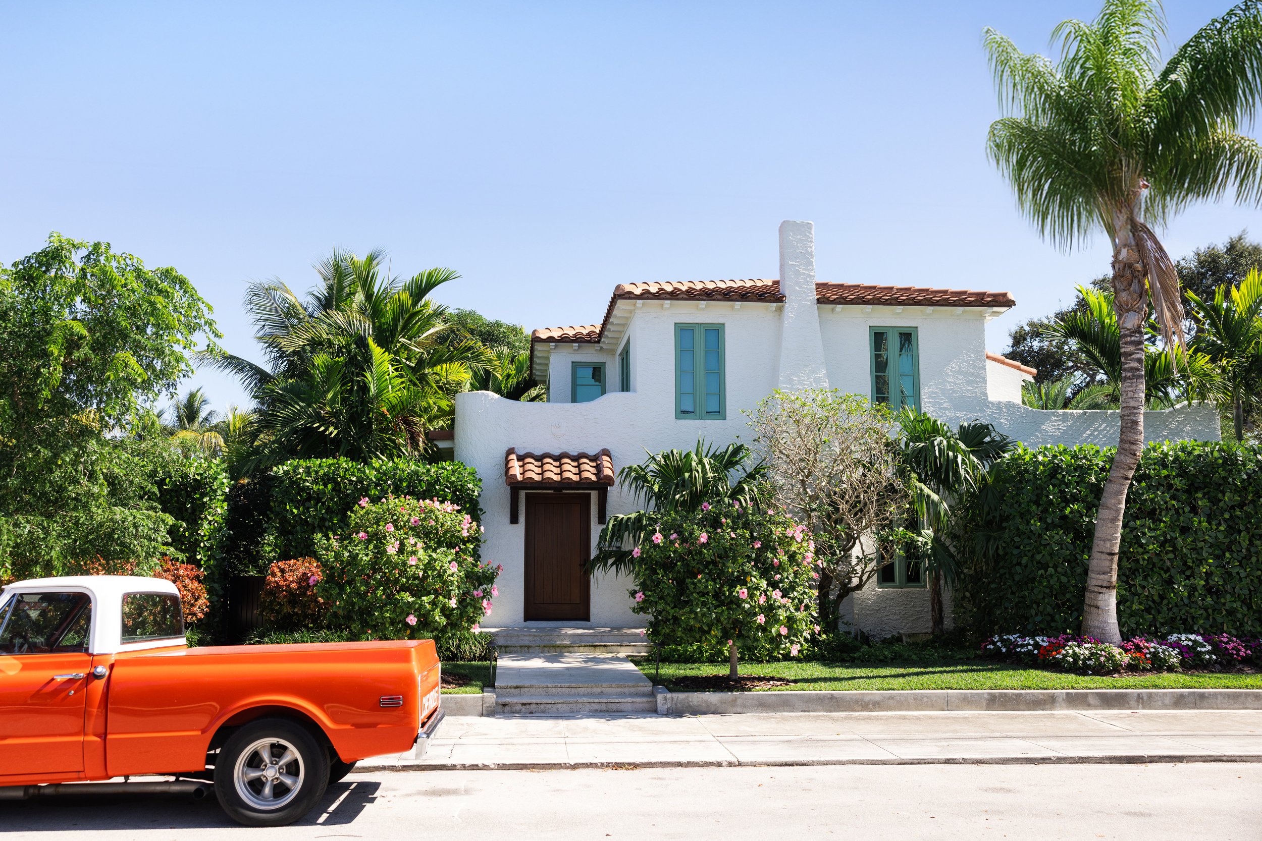 Lakeside Drive exterior property view featuring the home facade, outdoor area, and landscaped residential setting.