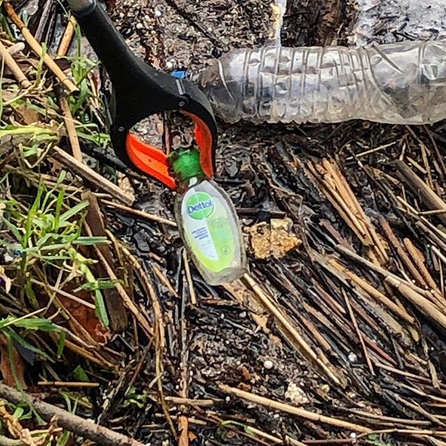 Oh corona....the things that we find 🤦🏻&zwj;♀️
Who else has been &ldquo;unlucky&rdquo; enough to find some of the corona trash? Mask, gloves, alcohol gels...can we please at least try to put them in the bin? 🥺
&bull;
&bull;
&bull;
#plogger #melbou