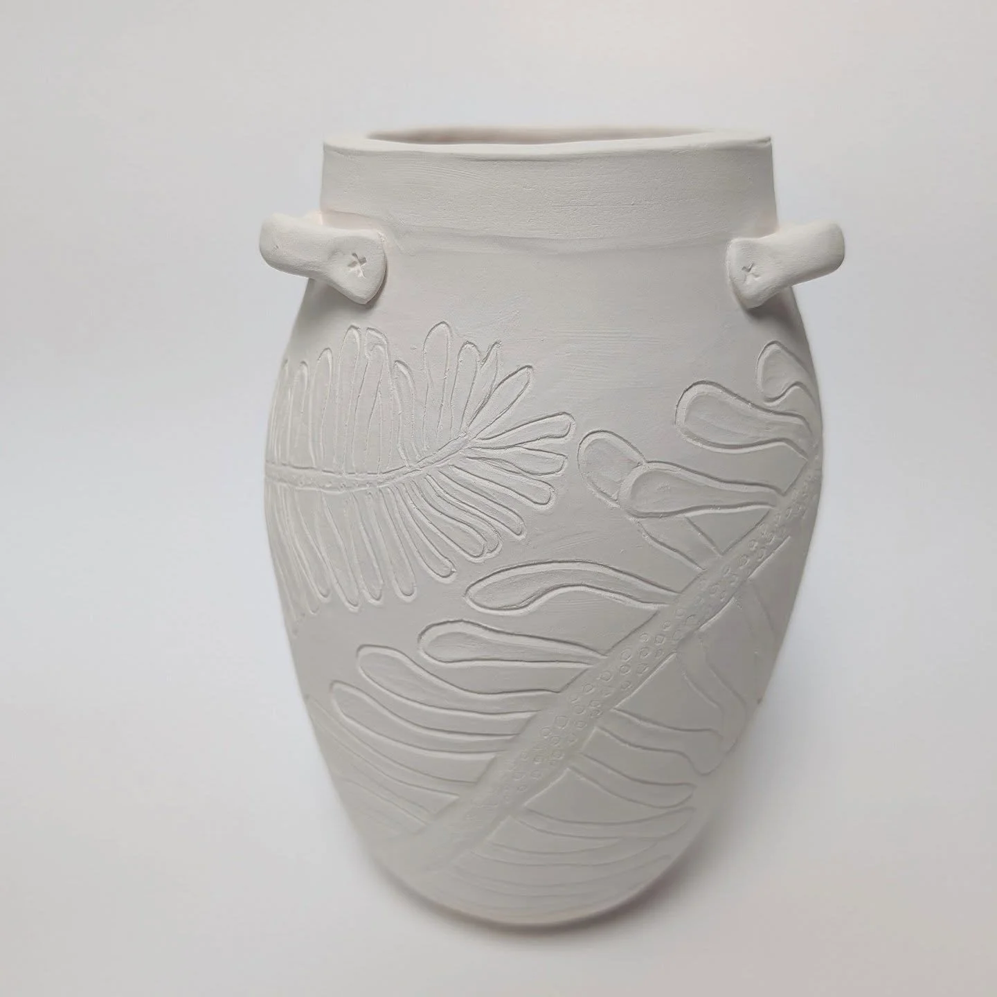 Feather Boa (Egregia menziesii)
Porcelain, bisqueware
Relief Carved

One of my favourites from the growing seaweed/kelp collection :) 

I've been testing glazes this month, I think I'm getting close but more testing is needed before I can risk it 🙈