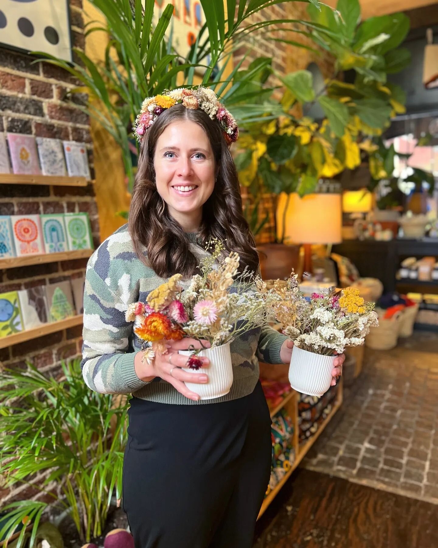 🌺👑 The afternoon activity between brunch out in Brighton and getting ready to go out 🍹

Flower crown making is the ideal time to sit down, have a big catch up and reminisce 

I've selected the dried flowers so they're all grown in the UK and natur