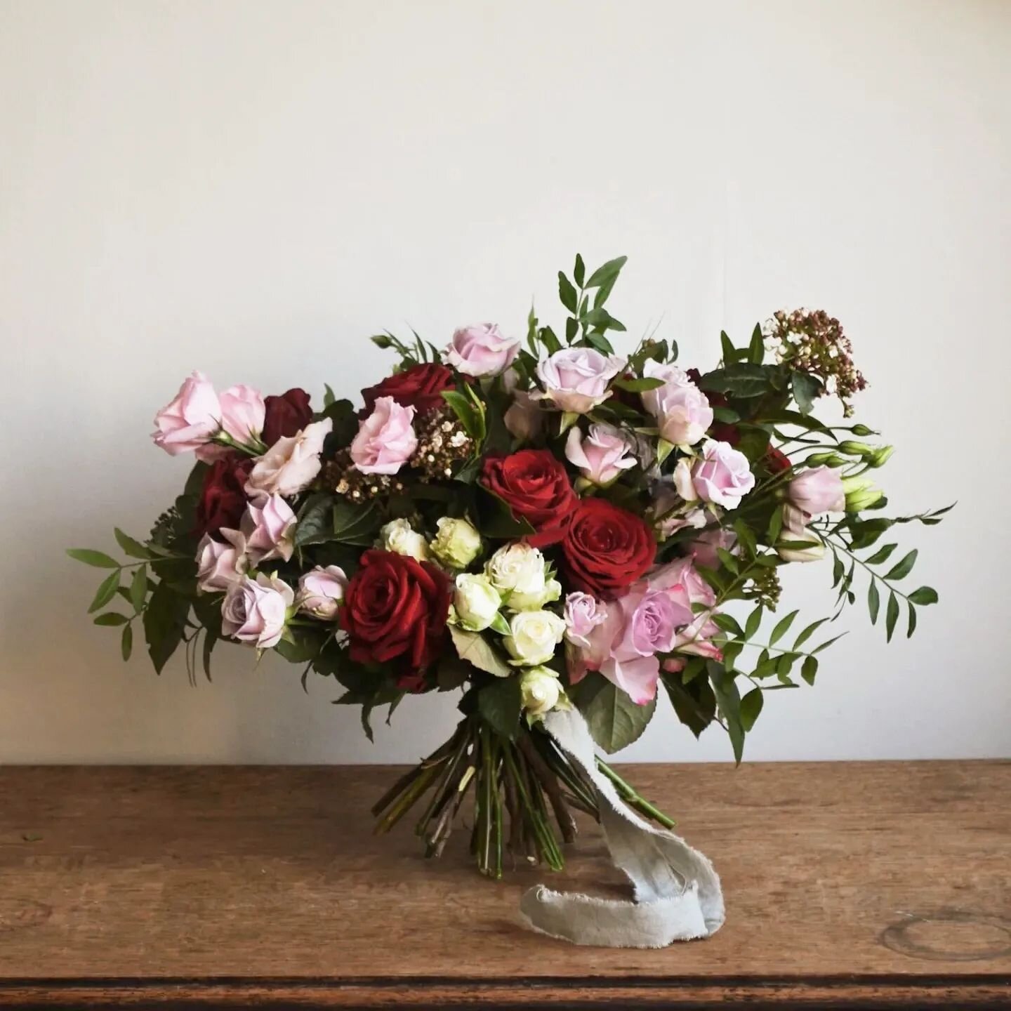 🌷🌹🌼 Here are 4 ways to keep your cut flowers lasting longer in Winter

1. keep your vase arrangements away from radiators 🔥🥀
2. change the water in the vase every 2 days 💧
3. re-cut the stems when you change the water ✂️
4. as we get nearer to 