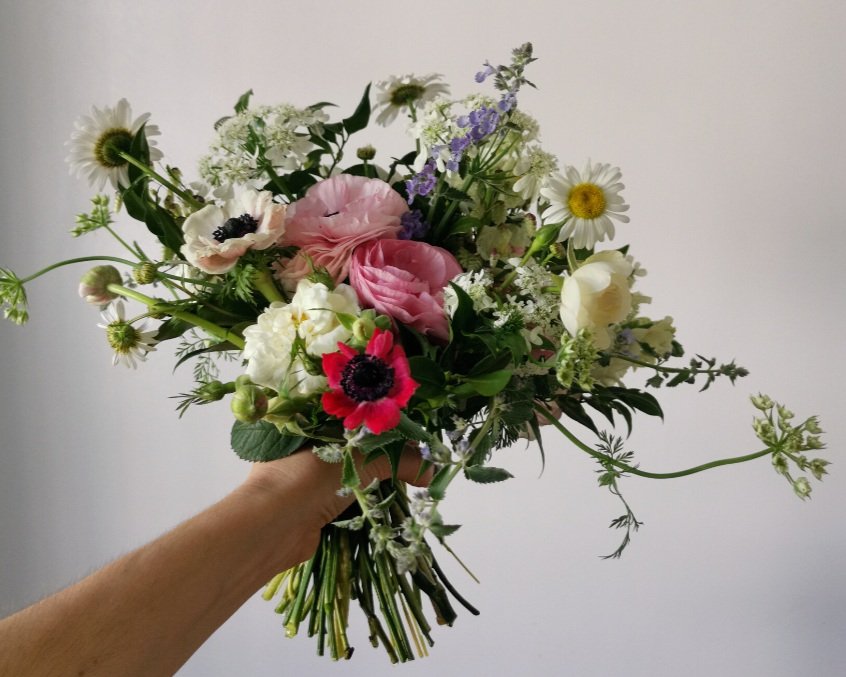 Be your own florist + learn how to arrange flowers with these step by ...