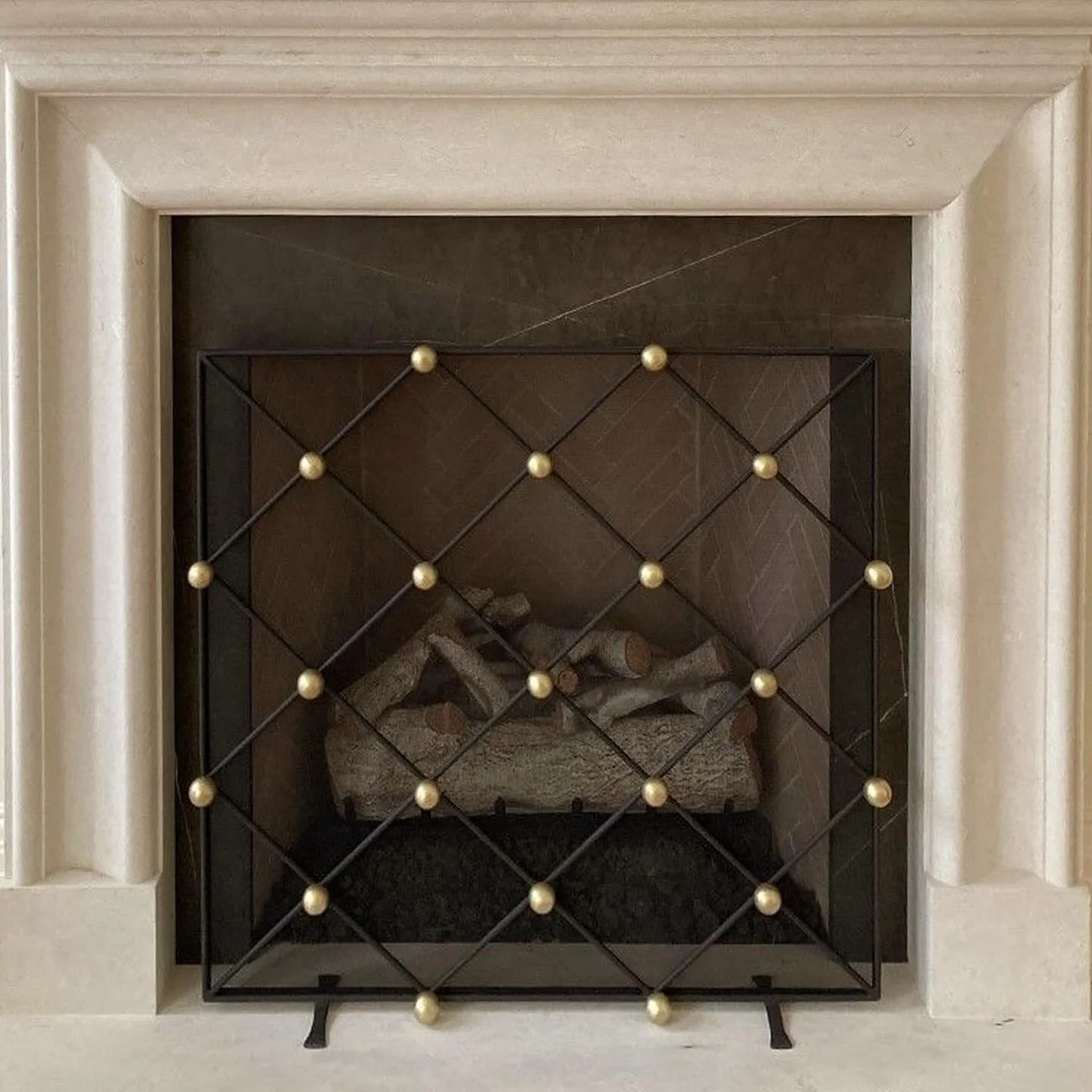 Hearth screen for @lyndareevesdesign 
.
#custom #blackened #bronze #fireplace #screen #brass #detail #interiordecor #decoration #artisan #made