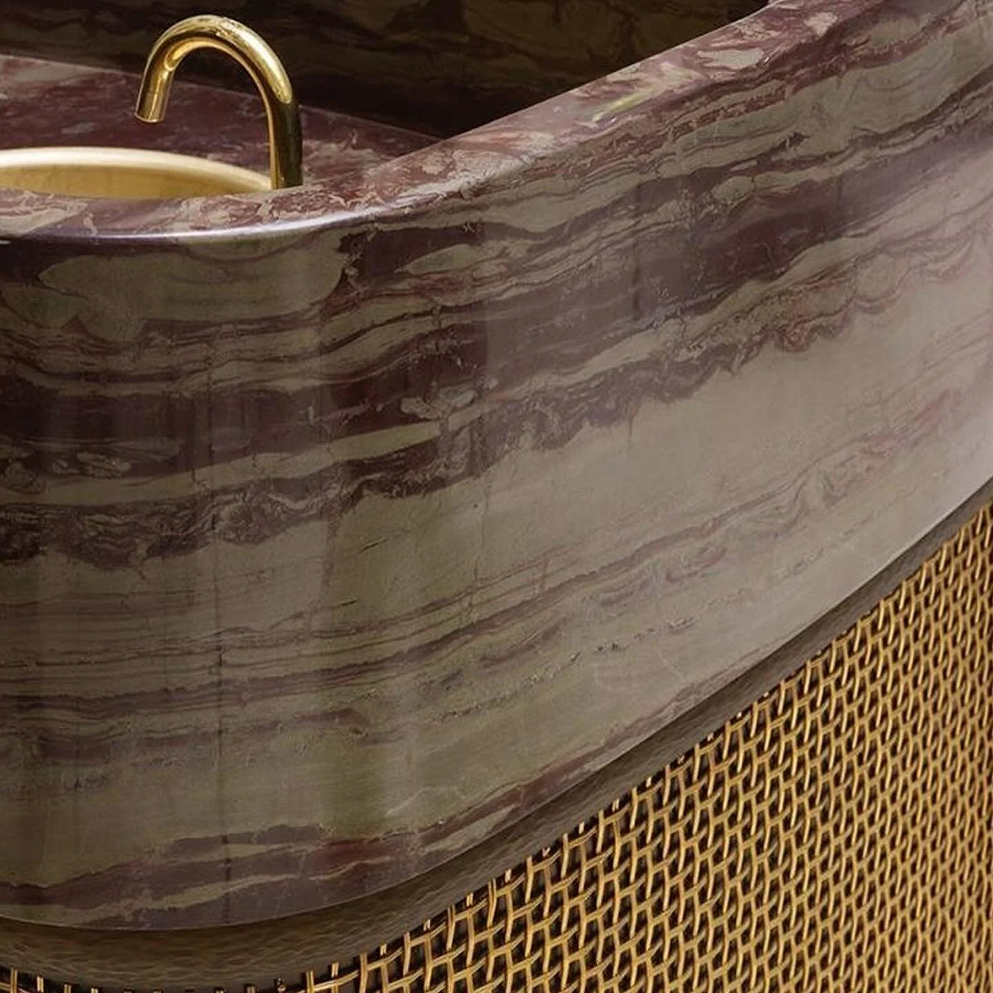 Cocktail counter appreciation post
.
#interiordesign #interiordetails #brass #mesh #inspiration