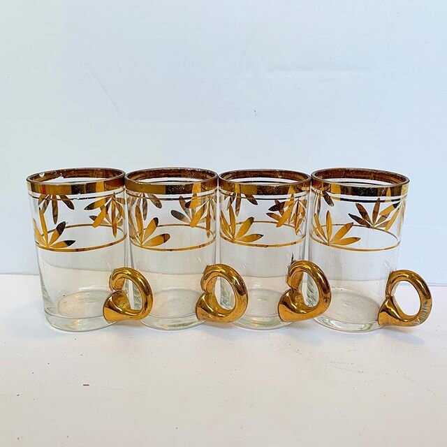 Sneak peek of some of the smalls I&rsquo;m dropping to my booth at @thepinkelephantantiques today! Yes, they&rsquo;re back open 10-5 everyday! -Set of 4 MCM glass and gold shot glasses w/ handles - so darn cute!
-Set of 4 Vaseline glass dessert cups 