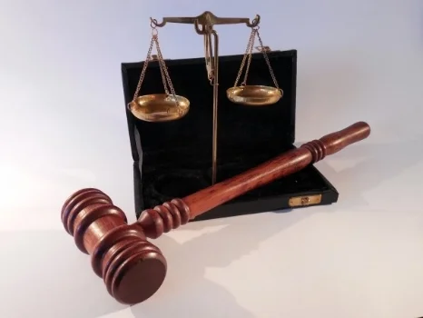 hammer-horizontal-court-justice-right-law-3.jpg