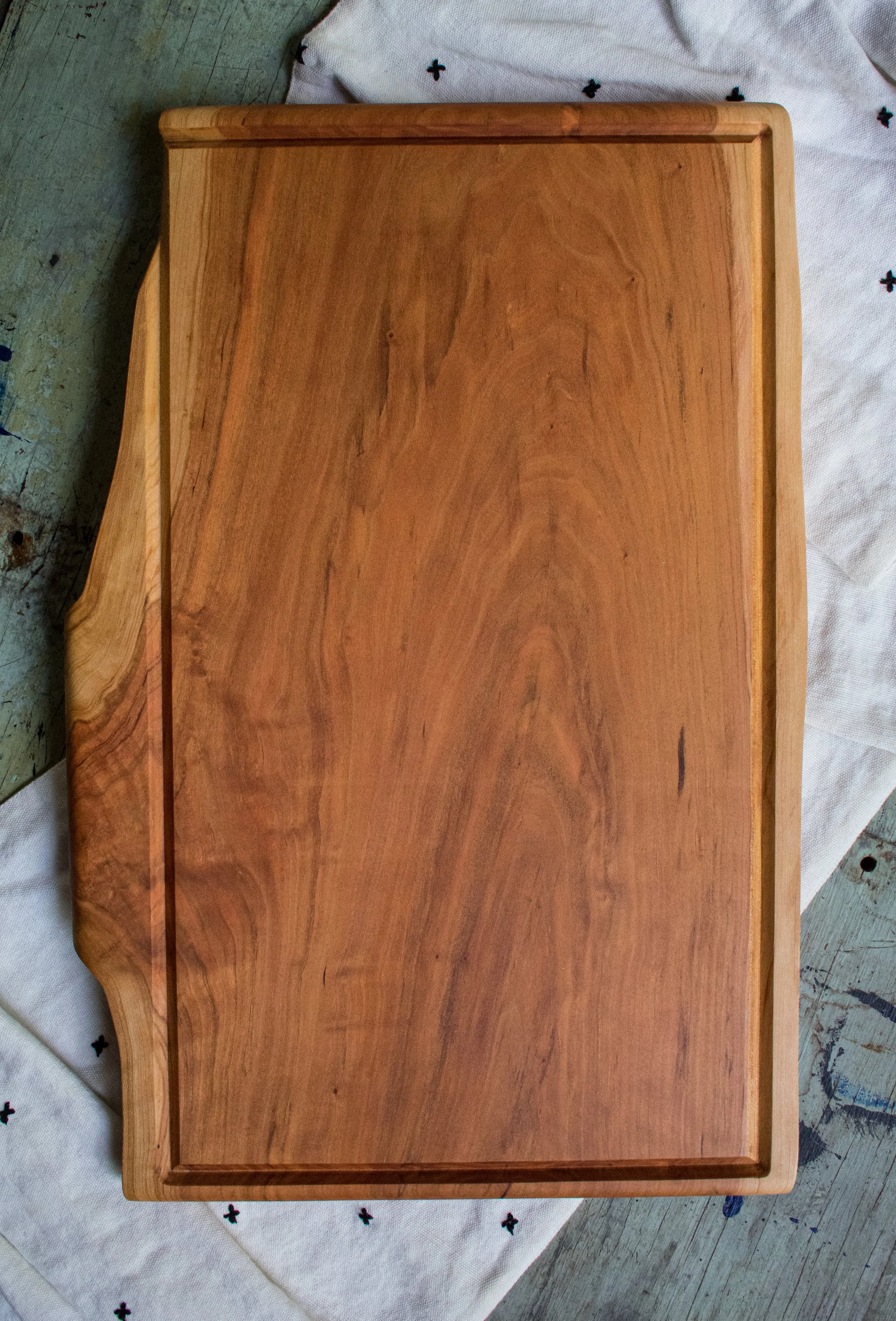 Live Edge Cutting Board With Juice Groove (Cherry)