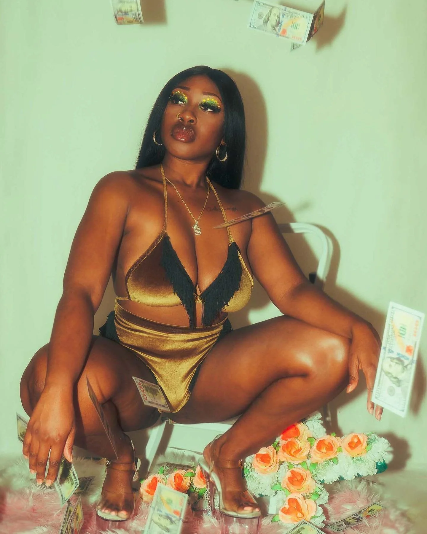 💸ʏᴏᴜʀ ꜰᴜᴛᴜʀᴇ ɪꜱ ʙʀɪɢʜᴛ💸

Do you want to see more moss green velvet sets?? I&rsquo;ve been getting lots of custom requests for this shade!!