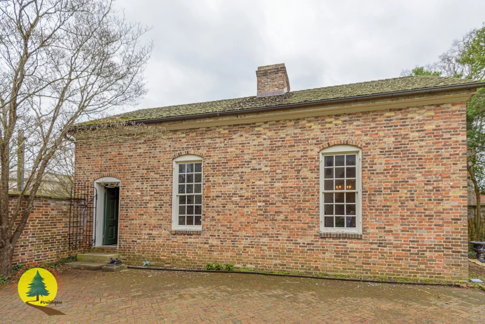 Detached kitchen in the back