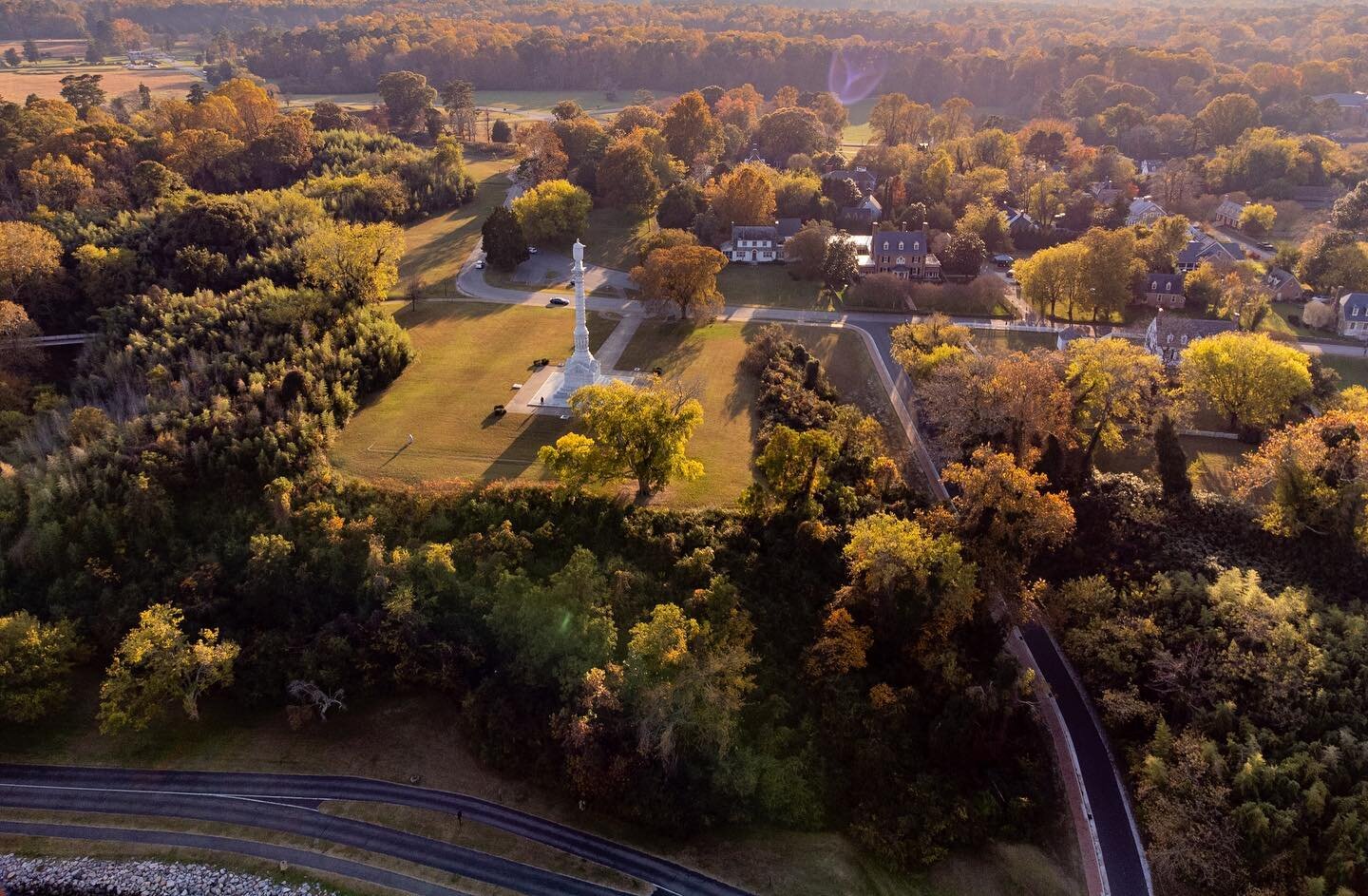 Fall flyover of one of the most beautiful historic towns - Yorktown this time of year is truly stunning!
.
.
#yorktown
#historicyorktown
#drone
#aerialphotography
#womenwhodrone
#historical
#history
#fall 
#autumn 
#autumncolors 
#autumninspiration 
