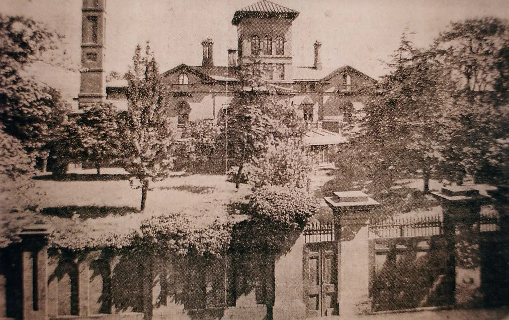 The Alexandroffsky estate‘s Hollins Street Entrance (now Little Lithuanian Park), across from the F. Knapp Institute School for the Deaf (now the Lithuanian Hall) circa 1900