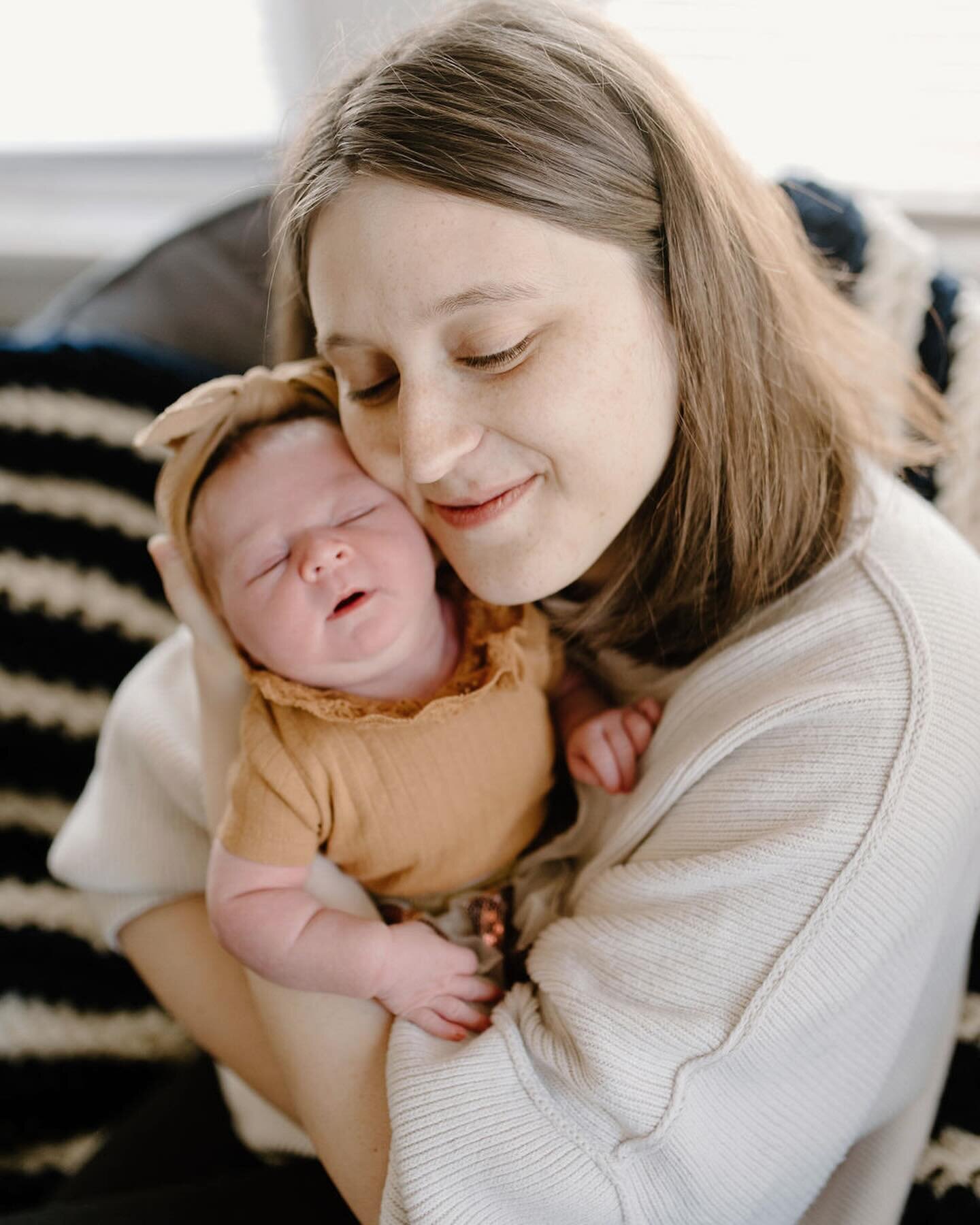 Documenting those early, blissfully sleep deprived, cozy days at home with your new baby never ever gets old. If you&rsquo;re expecting in 2024, reach out to get your own newborn session scheduled! 🤍