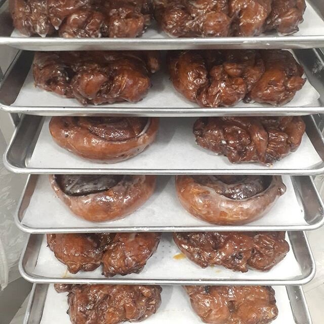 These lil fellas ain't going to eat themselves.

Open 7am-2pm
Weekdays

Donutorama hotline
#503-227-6074 
Top to bottom,
Apple fritter,

Cinnamon Pershing,

Banana fritter

#donut

#doughnut

#donutyouwantmebaby

#keepportlandweird

#pdxeats