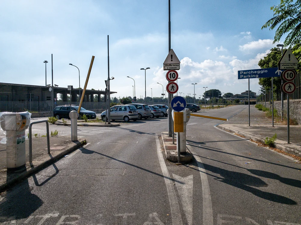 Vecchio Cartello Di Divieto Di Parcheggio Su Una Porta Del Garage