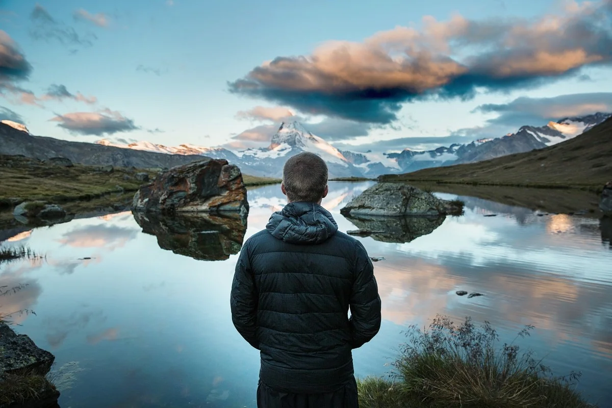 adventure_guy_lake_man_mountains_nature_nature_wallpaper_peaceful-914827.jpg!d.jpg