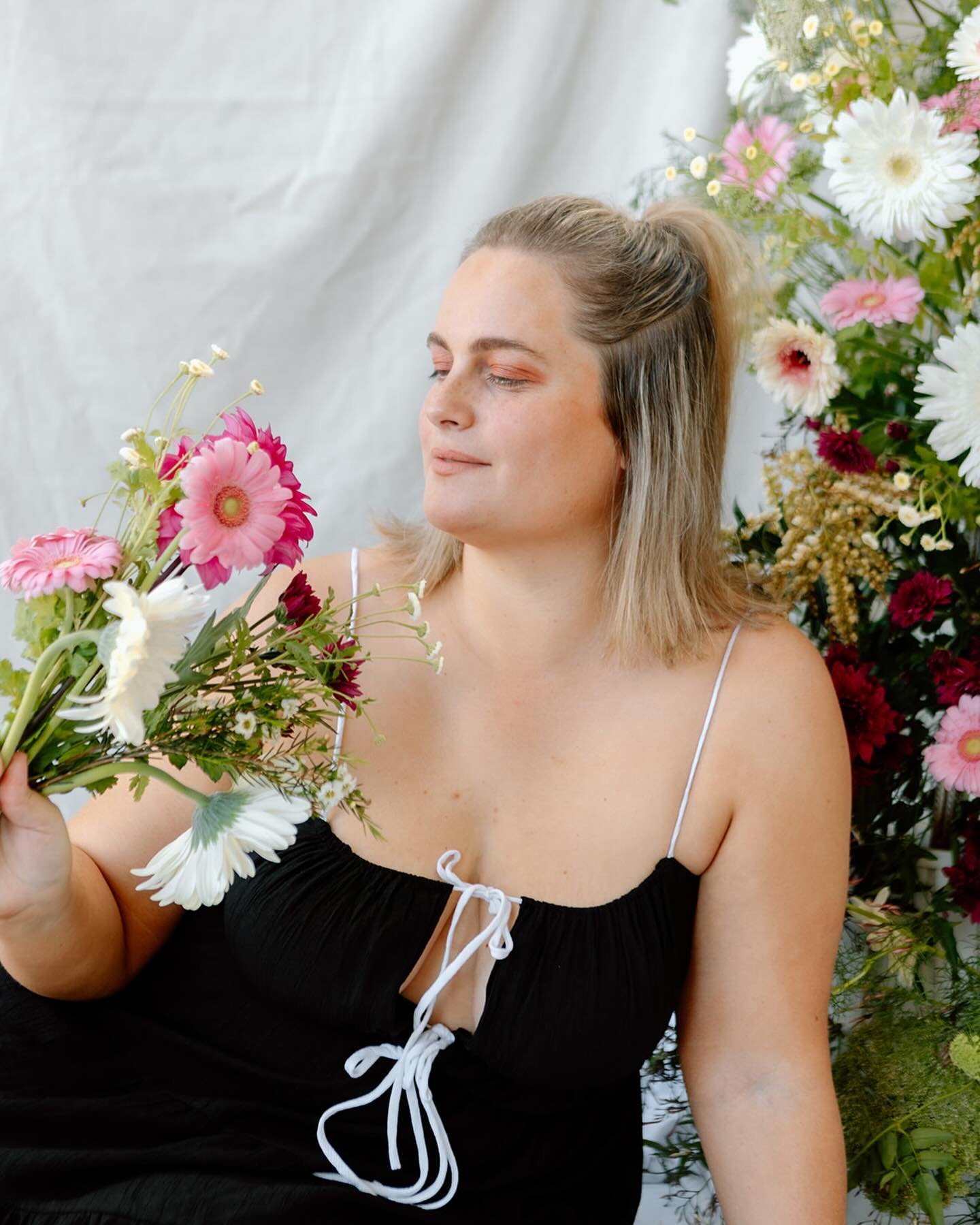 The perfect dress for spring 🌺 @youandallboutique *gifted 

Photos by @sarah__sulman_photography 
Flowers @peppercorn_and_thistle