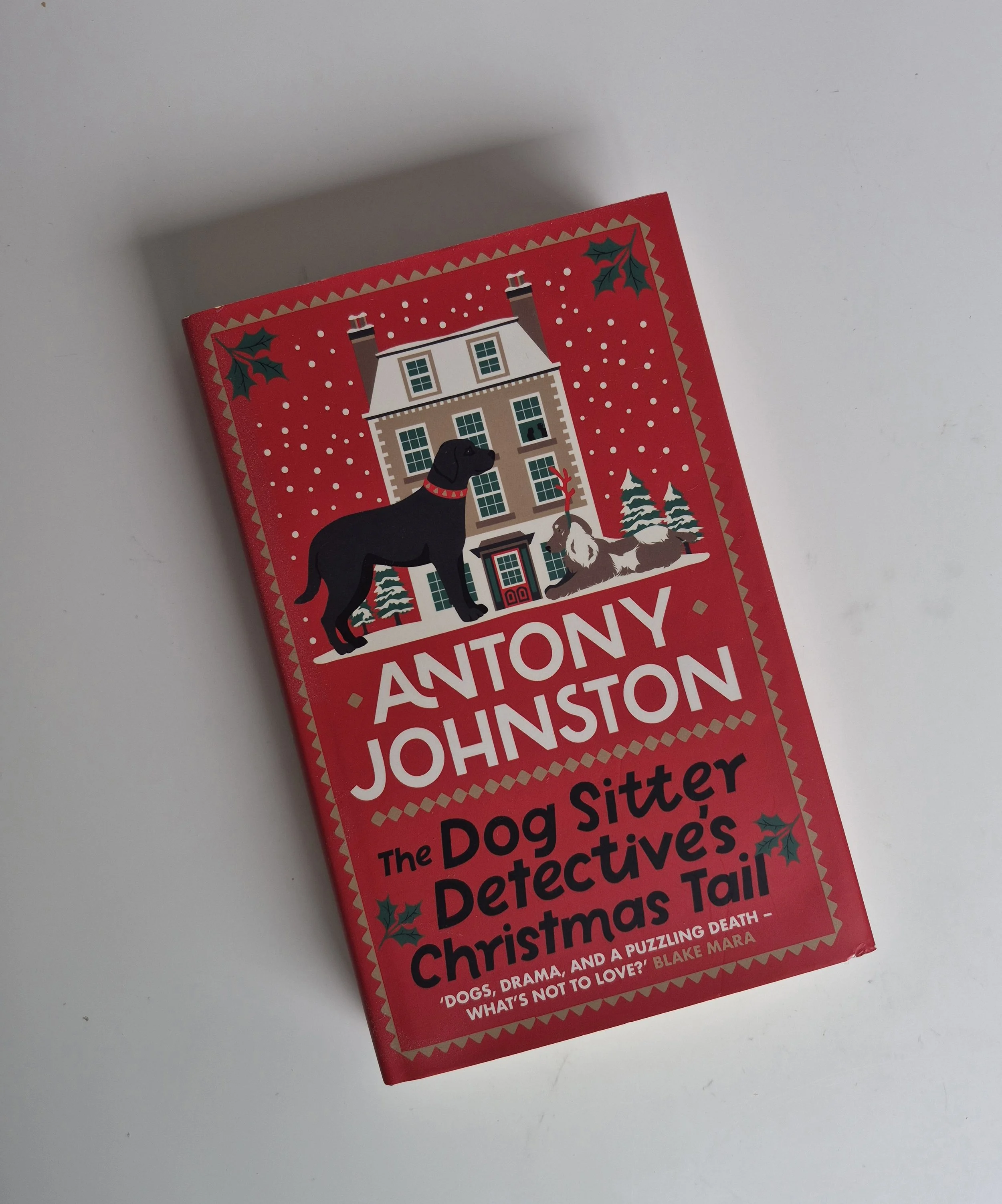THE DOG SITTER DETECTIVE'S CHRISTMAS TAIL (BOOK 4) - LIKE NEW