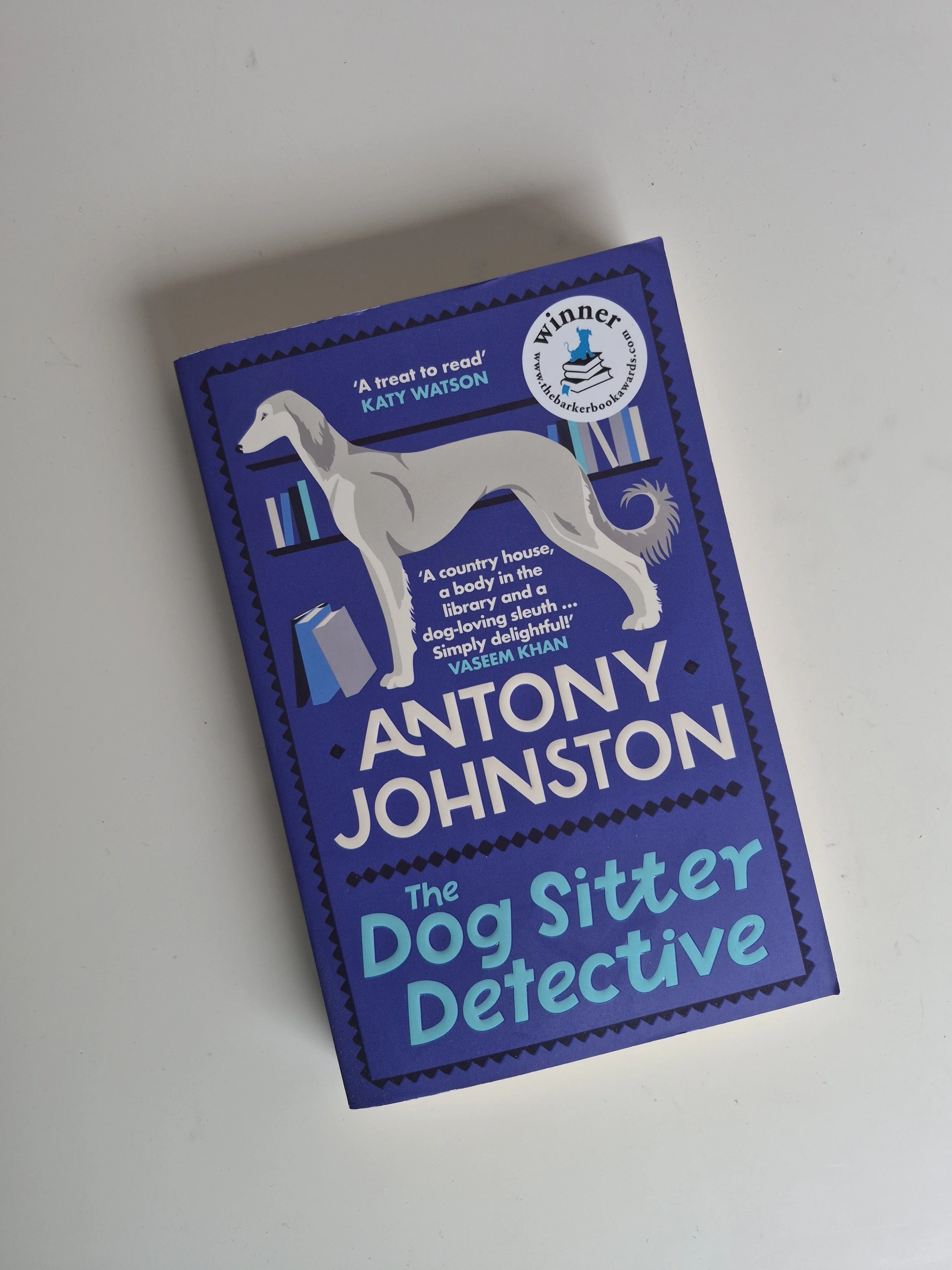 THE DOG SITTER DETECTIVE (BOOK 1) - LIKE NEW