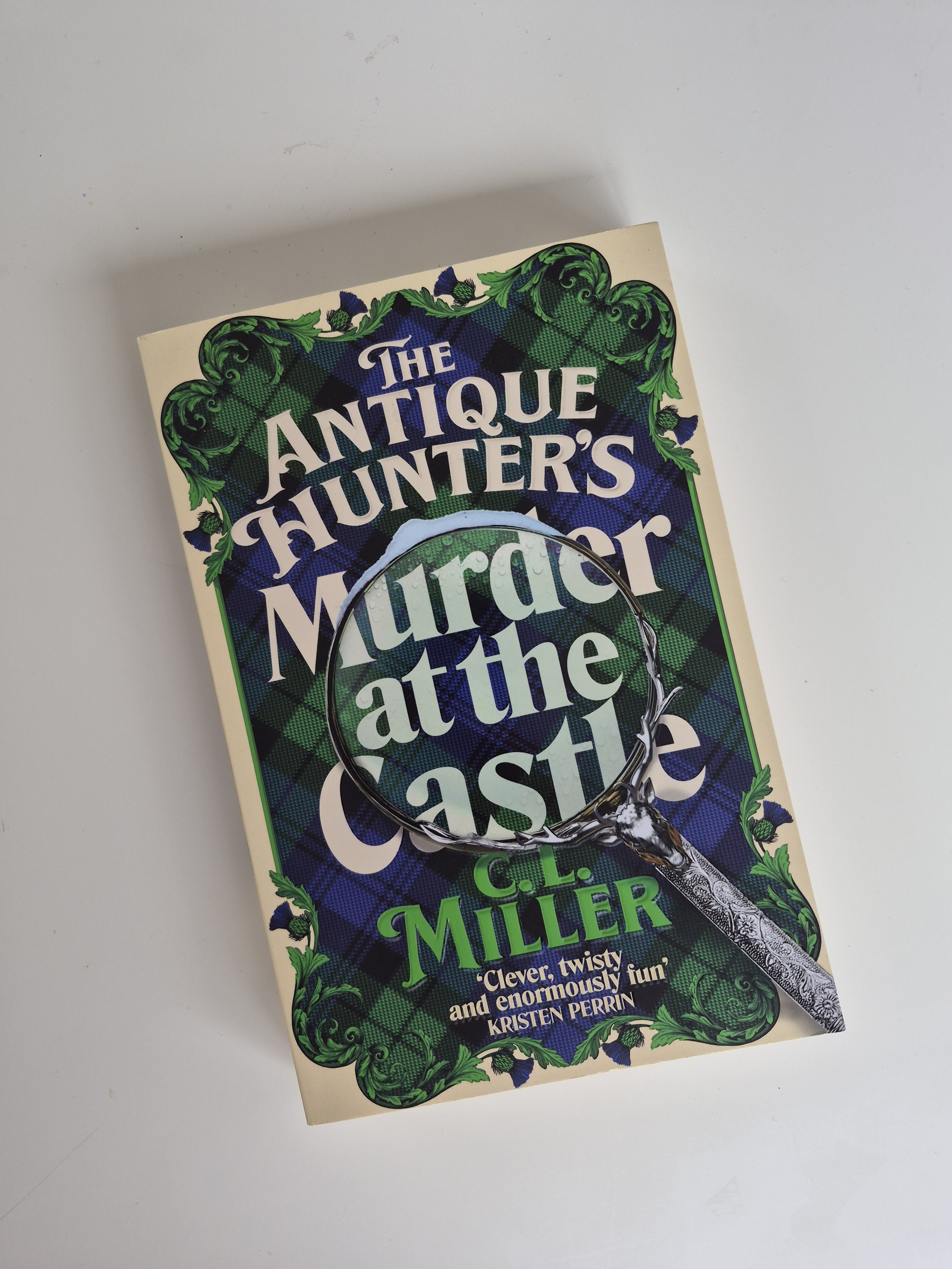 THE ANTIQUE HUNTERS MURDER AT THE CASTLE (BOOK 3) - LIKE NEW