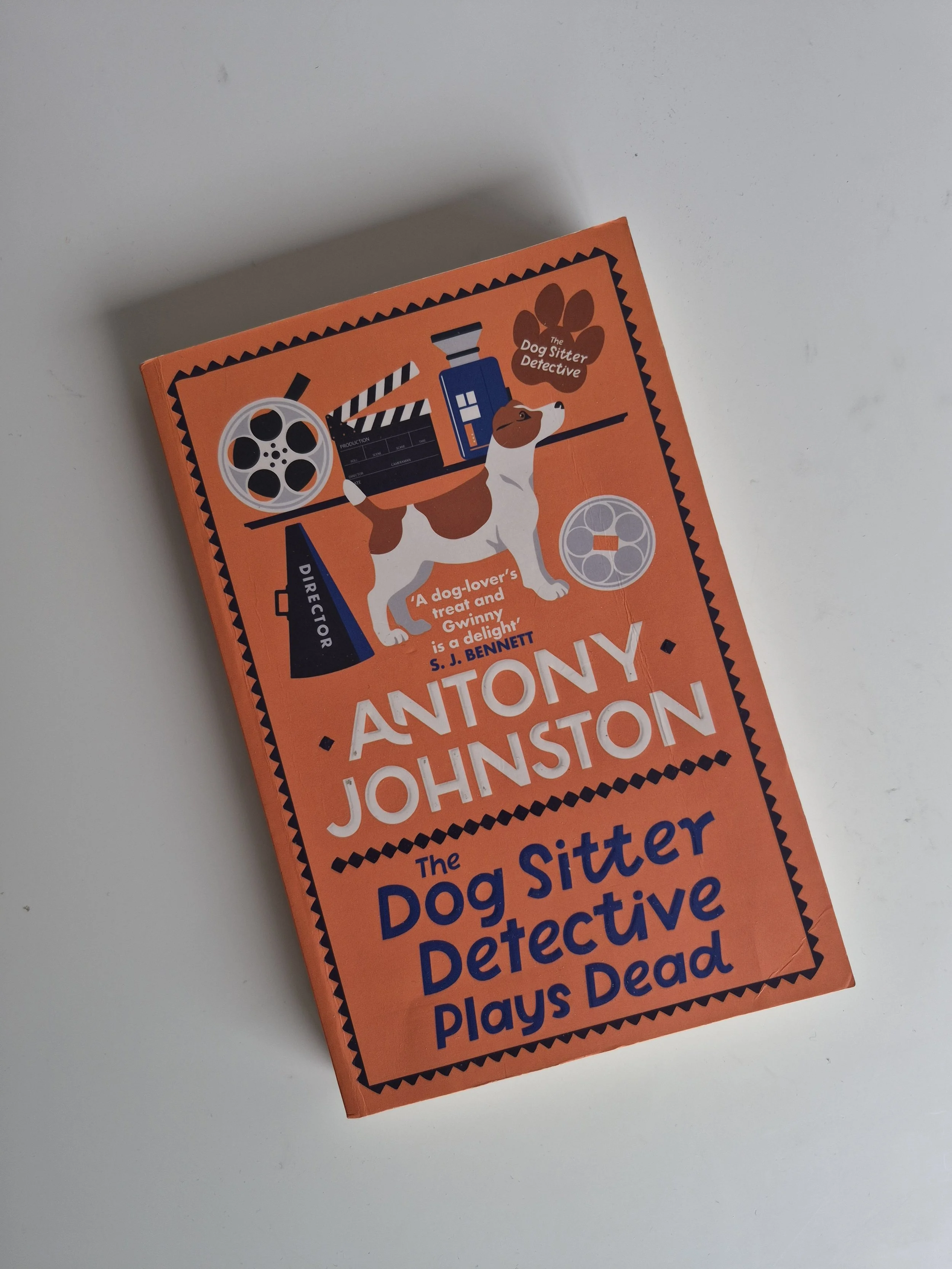 THE DOG SITTER DETECTIVE PLAYS DEAD (BOOK 3) - LIKE NEW