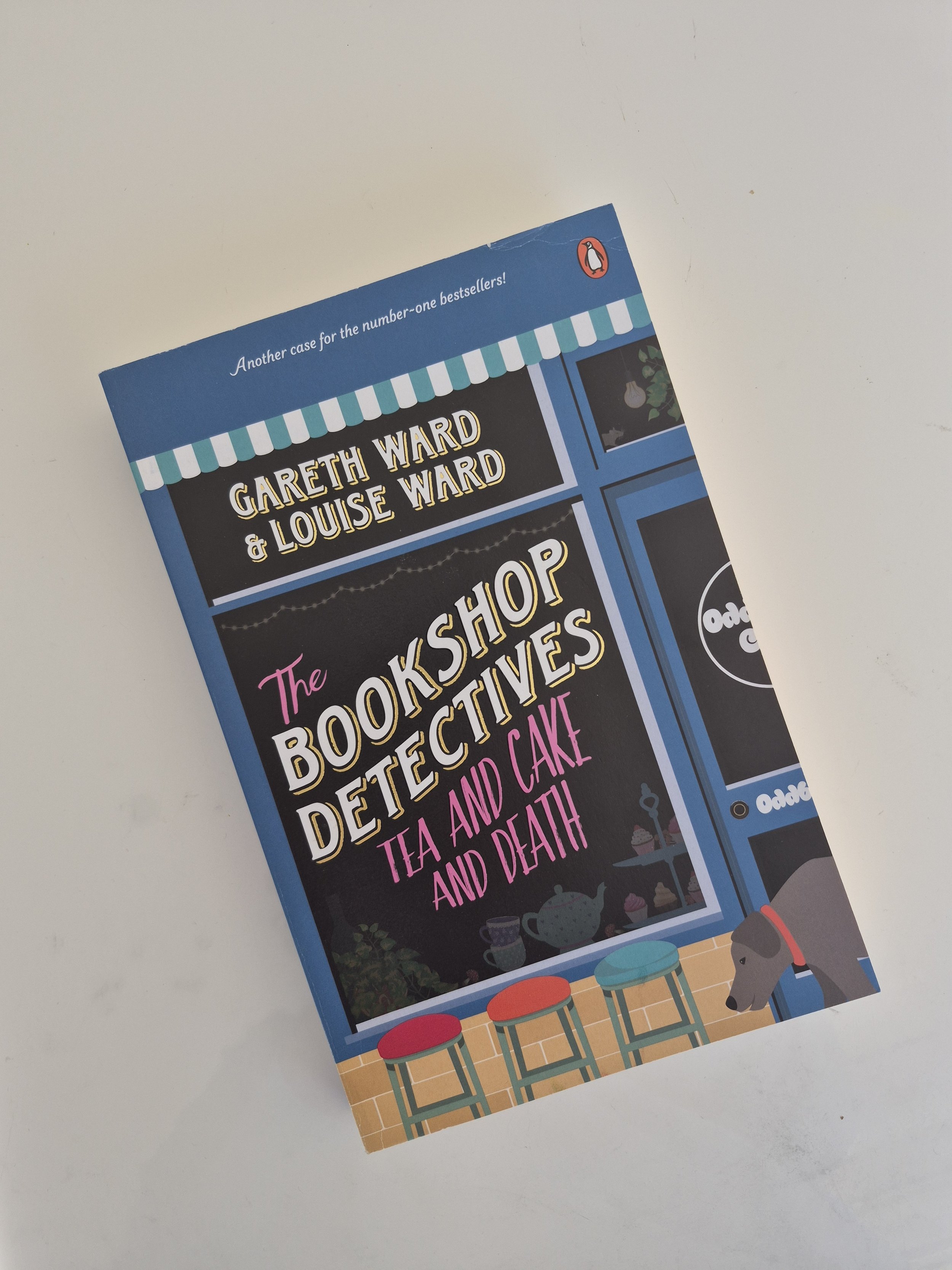 THE BOOK SHOP DETECTIVES - TEA AND CAKE AND DEATH (BOOK 2) - LIKE NEW