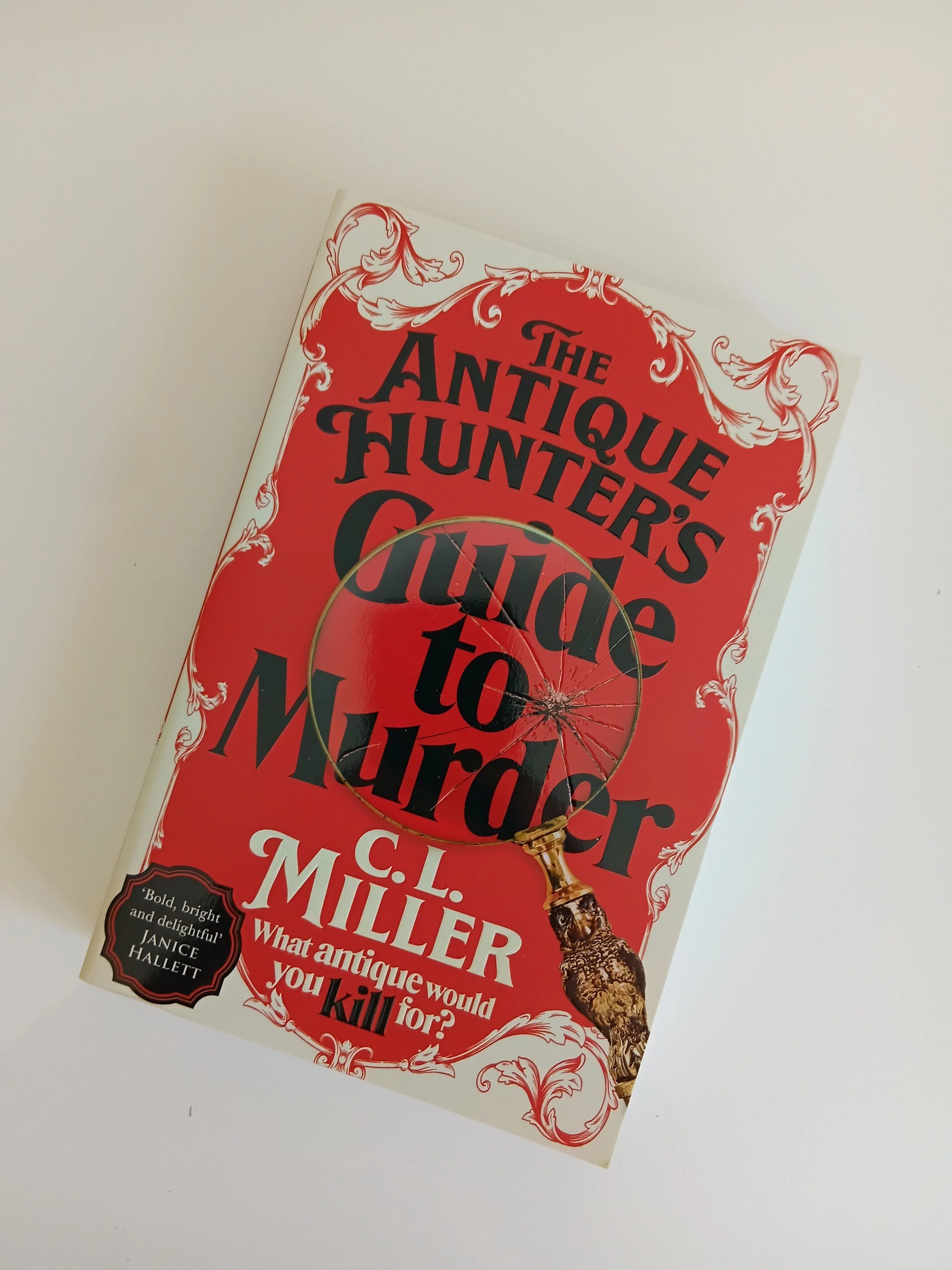 THE ANTIQUE HUNTERS GUIDE TO MURDER (BOOK 1) - LIKE NEW