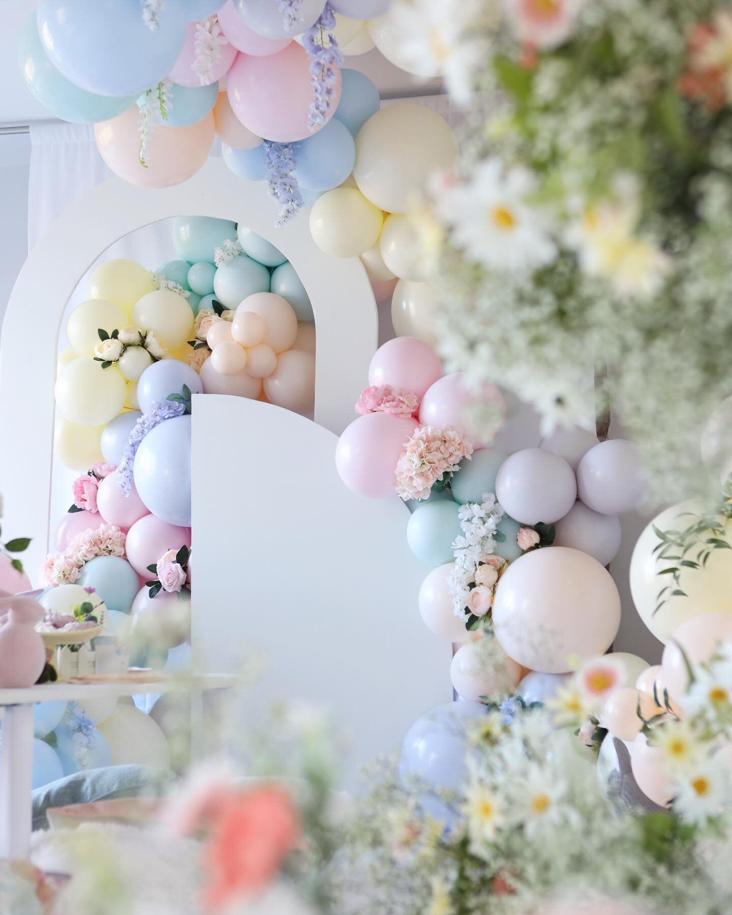 Heavenly clouds made of balloons and flowers. 🤍🤍 

My favourite angle of this lovely set up.

@onceuponawish.ca 
@kaidyballoons 
@aliseradesign 

.
.
.

#eastertheme #springtheme #easterparty #partyplanner #weddingflorist #torontoflorist #balloonar