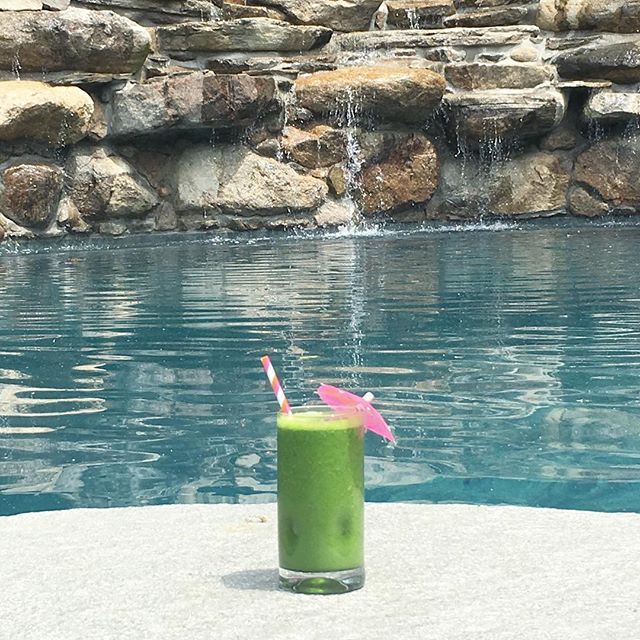 Healthy start to a beautiful Saturday.  Have a great weekend! 🕶👙 ☀️#smoothie #summertime #summerstyle #healthyfood #healthylifestyle #rockland #bergen #poolside #goals #fitness #fitnessmotivation #kale #pioneernaturalpools  #waterfall