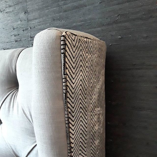 Knotty by nature
Design and 📸 @shadeyladies
#notyourgrandmaswallpaper #grasscloth #grassclothwallpaper #interiordesign #pacificdesignswallpaper #pacificdesignsgrasscloth #lovewallpaper #wallpaperlove #wallpaperisthenewblack #luxurywallpaper #designerwallpaper #wallpaperinspo #wallpaperdesign #wallpapershabby #wallpaperdecor #interior123 #interior_design #interiorsinspo #interiorstyling #designinspo #designinspiration #smmakelifebeautiful #bedroomdecor #bedroomdesign #masterbedroom #bedroomgoals #bhghome #interior4all