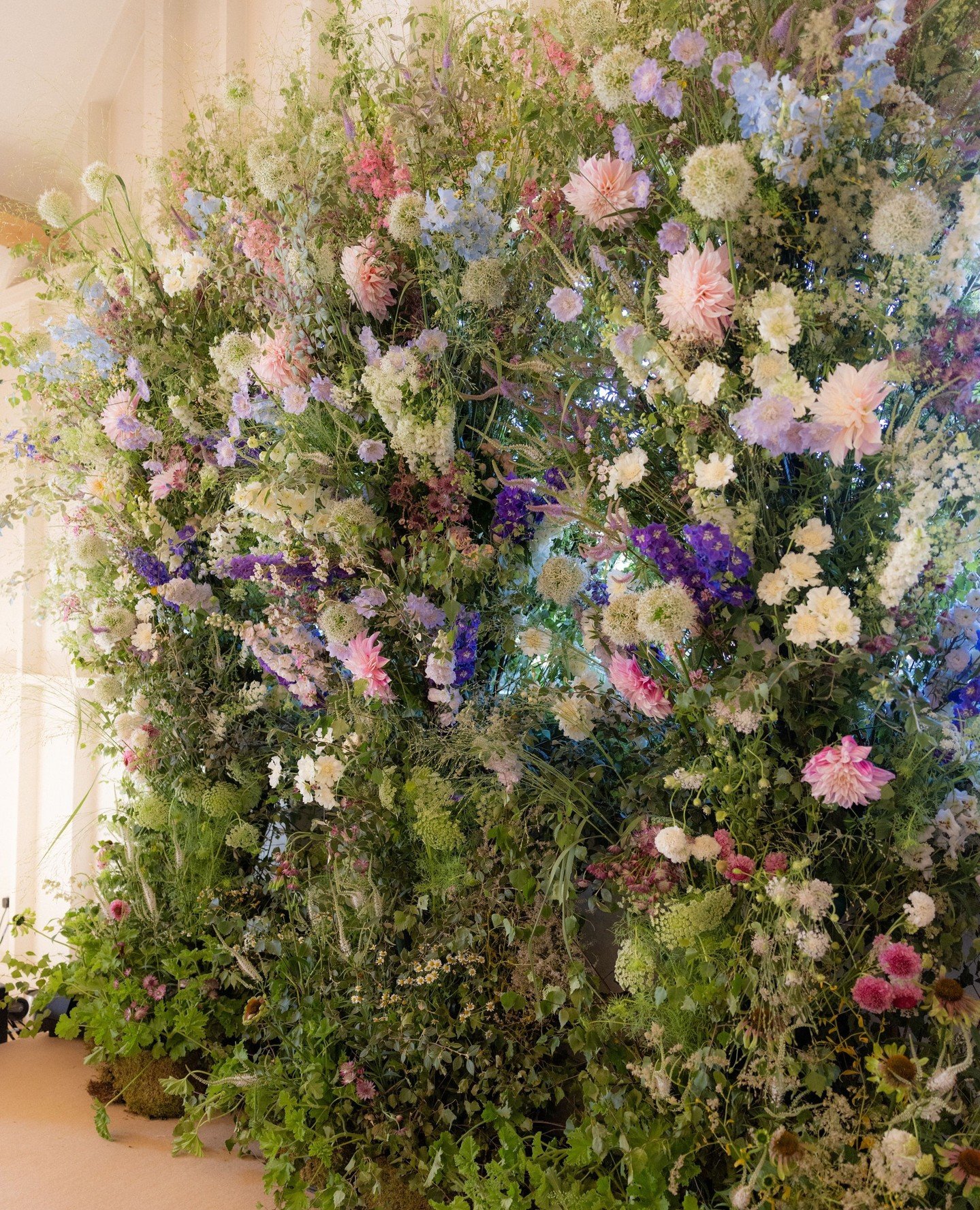 Blooms doing what they do best &ndash; soft, wild, and a little bit magic. Just how we like it 🌷🌸🌺⁠
⁠
⁠
⁠
Planning &amp; design: @oliveskyevents⁠
Florals: @artistically_twisted_london⁠
Production: @pr_live_⁠
DJ: @naqentertainment⁠
Furniture: @hous